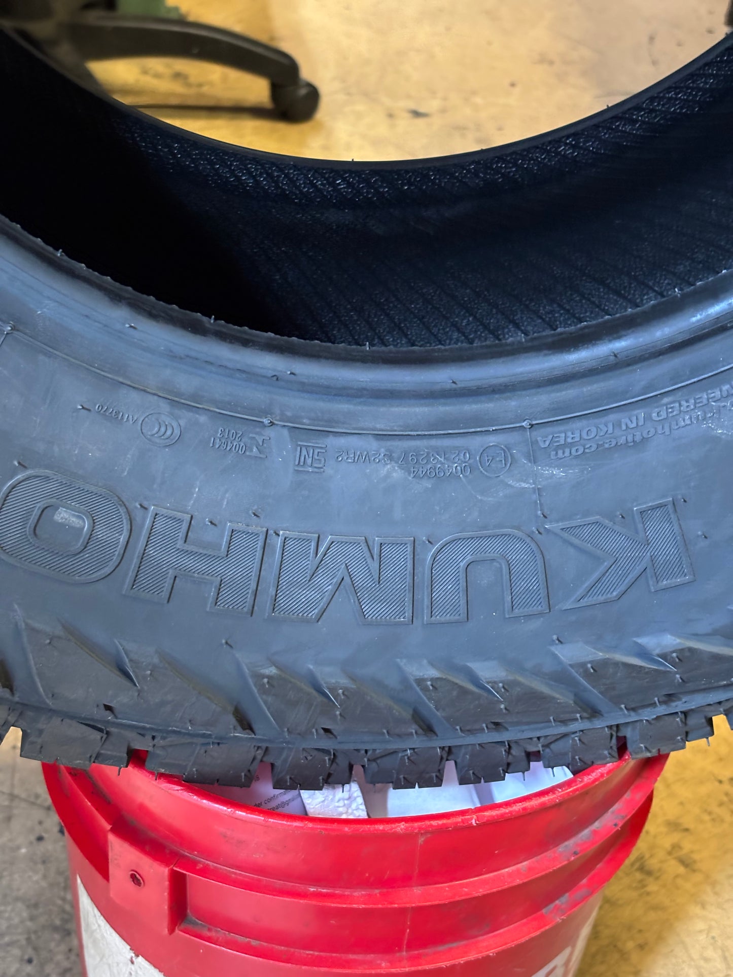 (KSL ONLY) 4 KUMHO ROAD VENTURE AT52 BSW LT 285 70 17 121/118R LRE 10PLY ALL TERRAIN TIRE 2283813