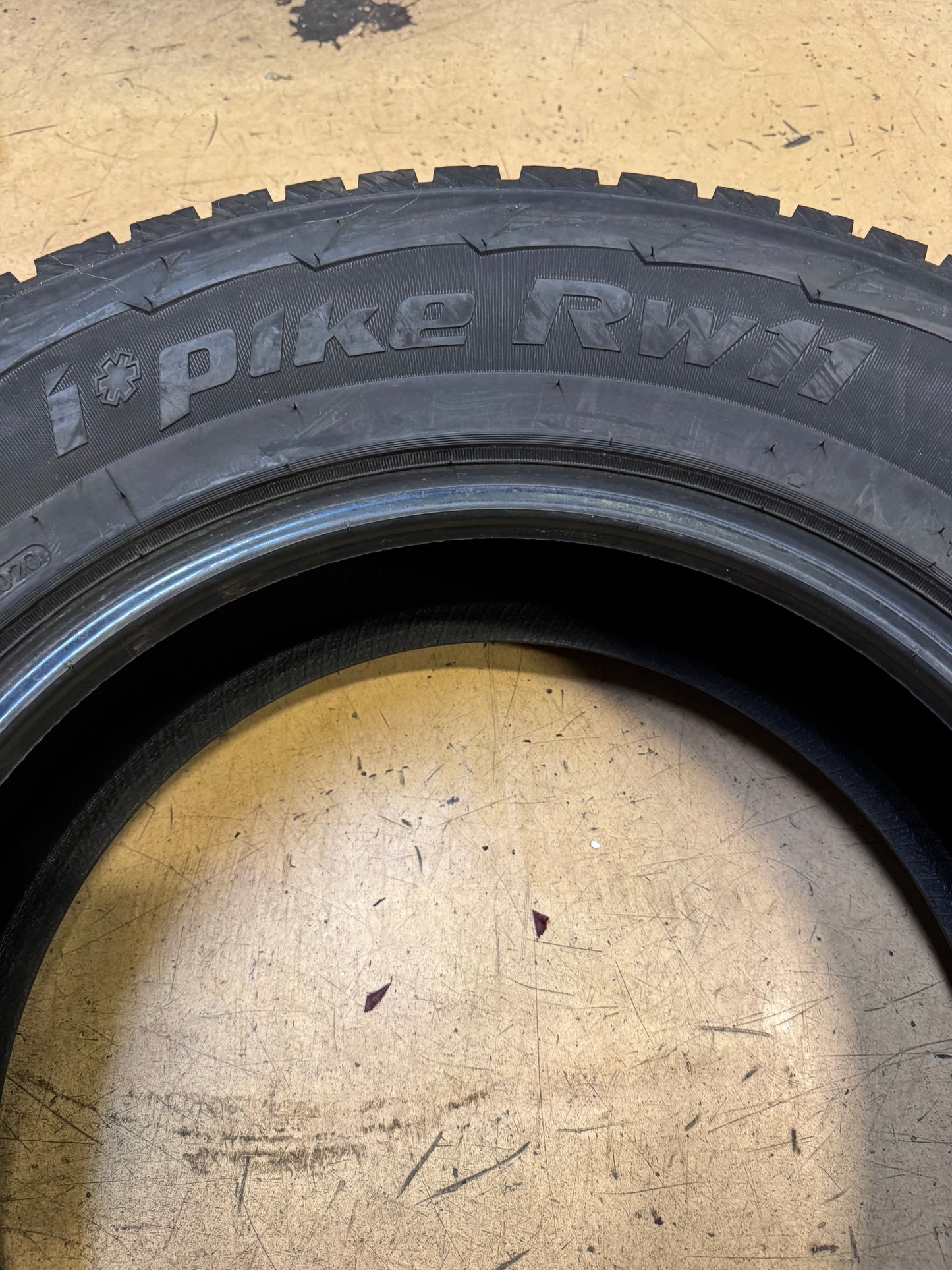NOS HANKOOK I PIKE RW11 (STUDABLE) BSW P 255 70 18 112T WINTER TIRE 1009536