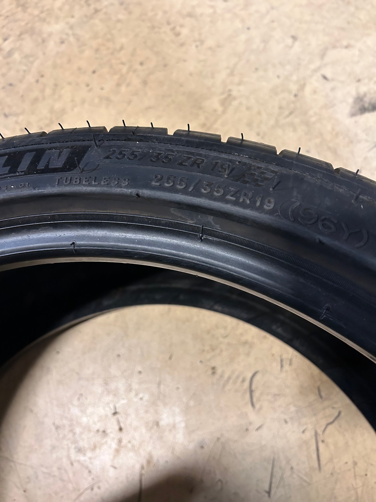 USED 6/32” MICHELIN PILOT SPORT 4 BSW P 255 35 19 96Y XL ALL SEASON TIRE 18029