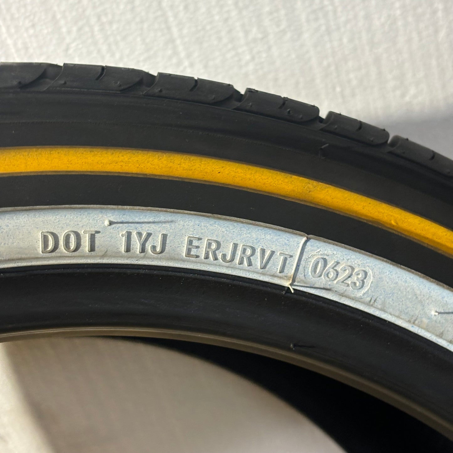 VOGUE CUSTOM BUILT RADIAL WHITE/GOLD P 245 40 18 97V XL PERFORMANCE A/S TIRE 03206590