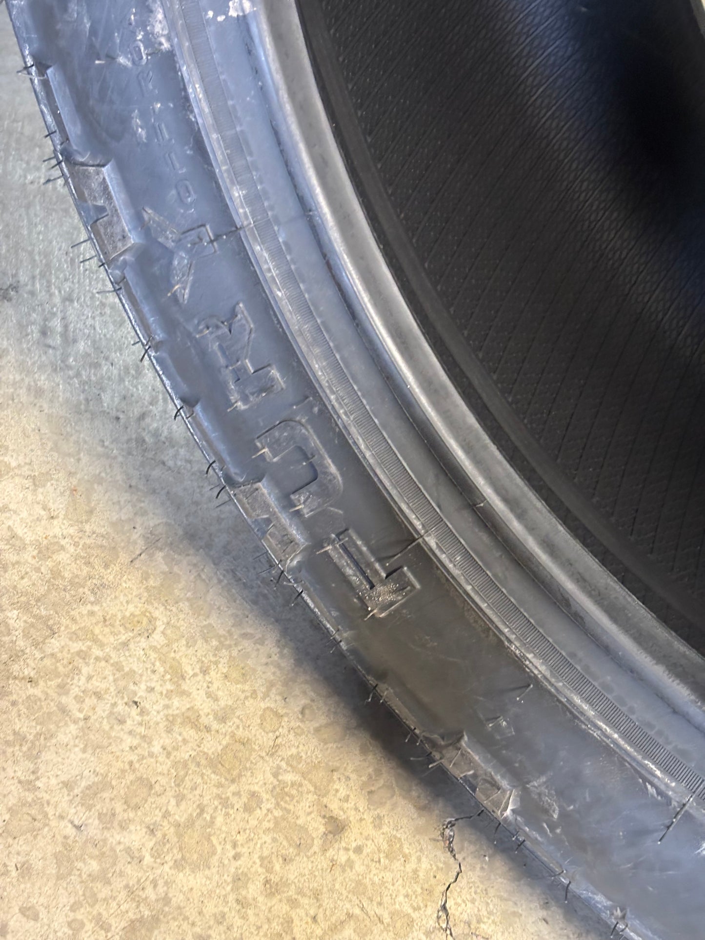 FURY COUNTRY HUNTER M/T II BSW LT 37 13.5 24 124Q LRF 12PLY MUD TERRAIN TIRE FCHIIF37135024A