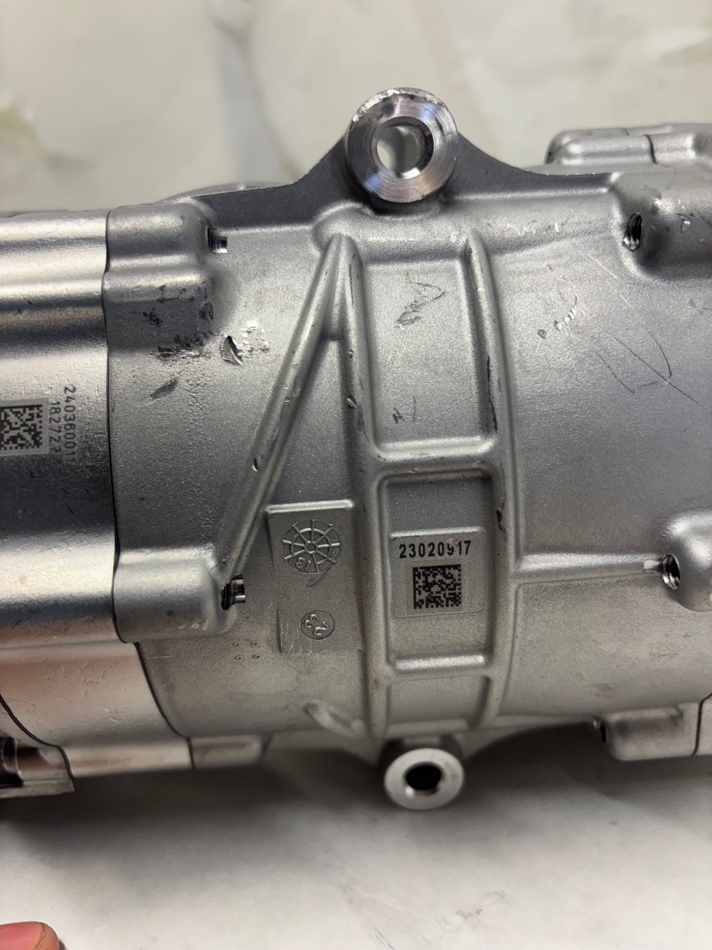 FREIGHTLINER AC COMPRESSOR 57CC 400V ERC MAHLE 22-79626-000 DAMAGED - 1