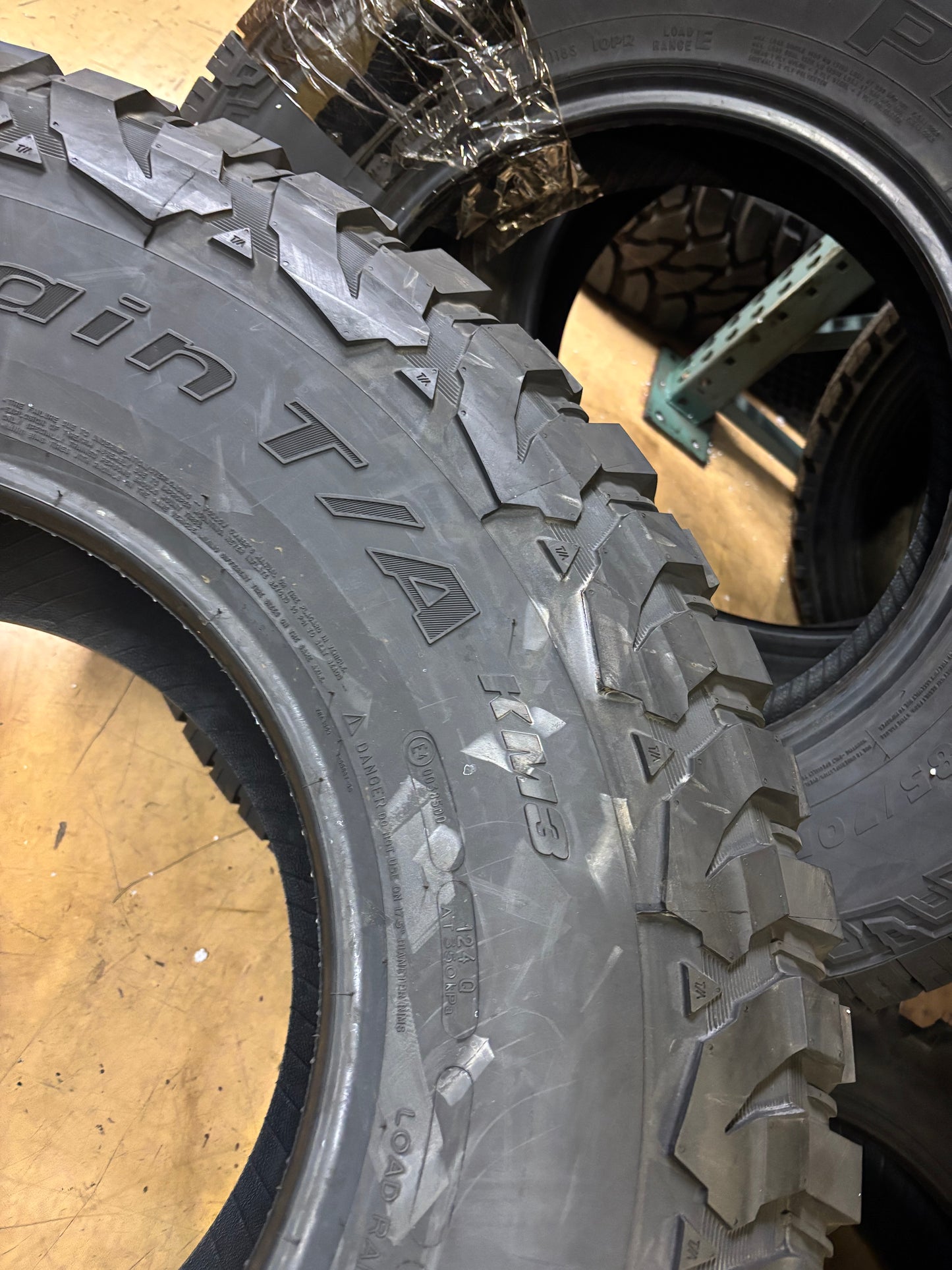 BFGOODRICH MUD TERRAIN T/A KM3 BSW LT 37 12.5 17 124Q LRD 8PLY MUD TERRAIN TIRE 39458