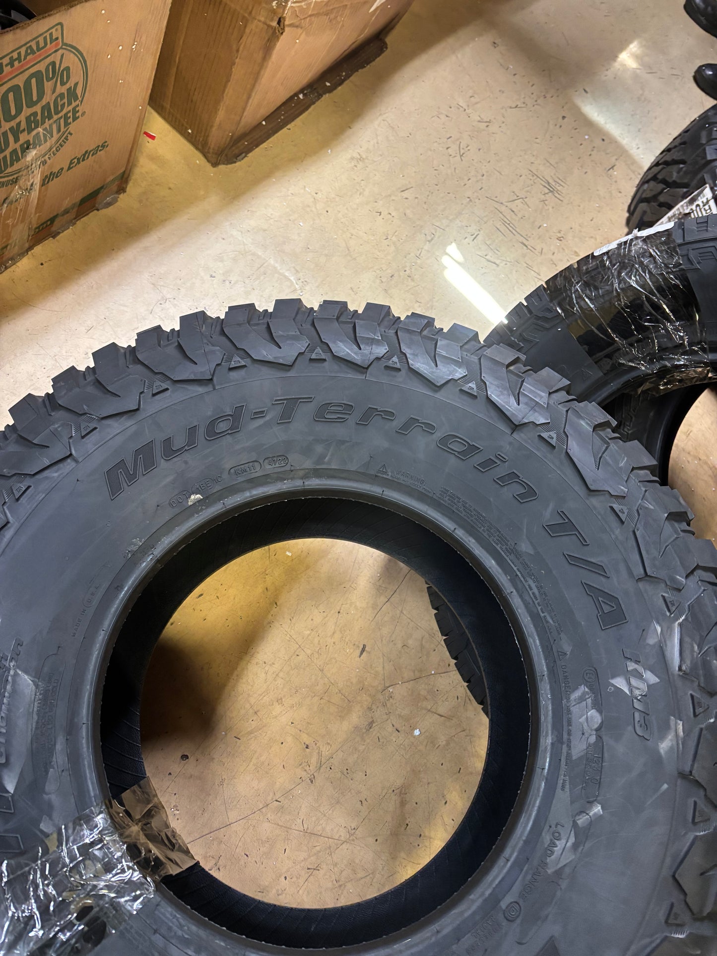 BFGOODRICH MUD TERRAIN T/A KM3 BSW LT 37 12.5 17 124Q LRD 8PLY MUD TERRAIN TIRE 39458