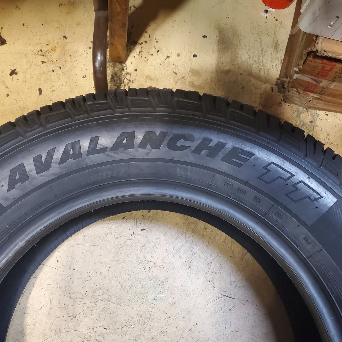 HERCULES AVALANCHE TT STUDDED LT 275 65 20 126/123R WINTER TIRE HERC0242027565E