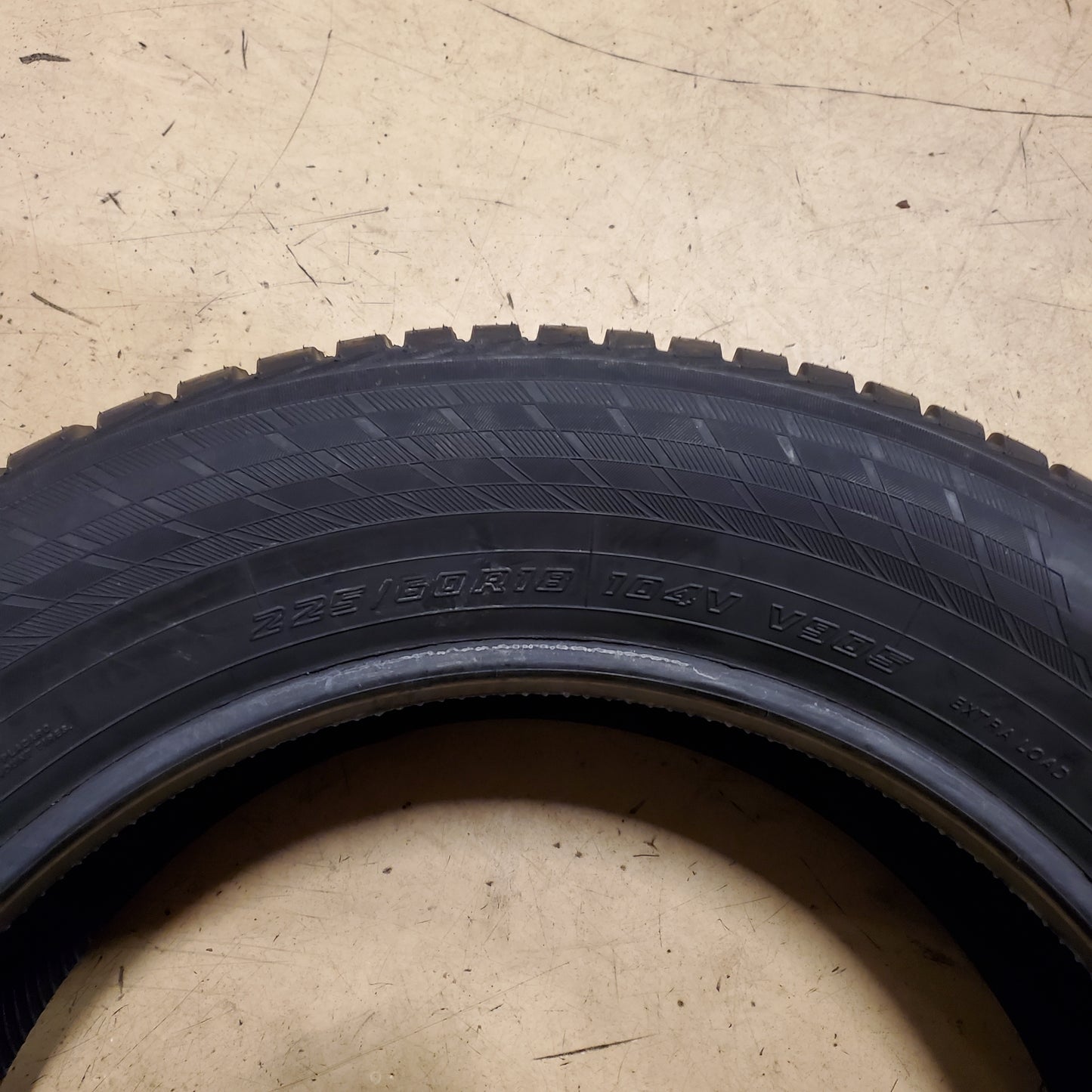 YOKOHAMA BLUEARTH WINTER V905 BSW P 225 60 18 104V SNOW TIRE 110190669