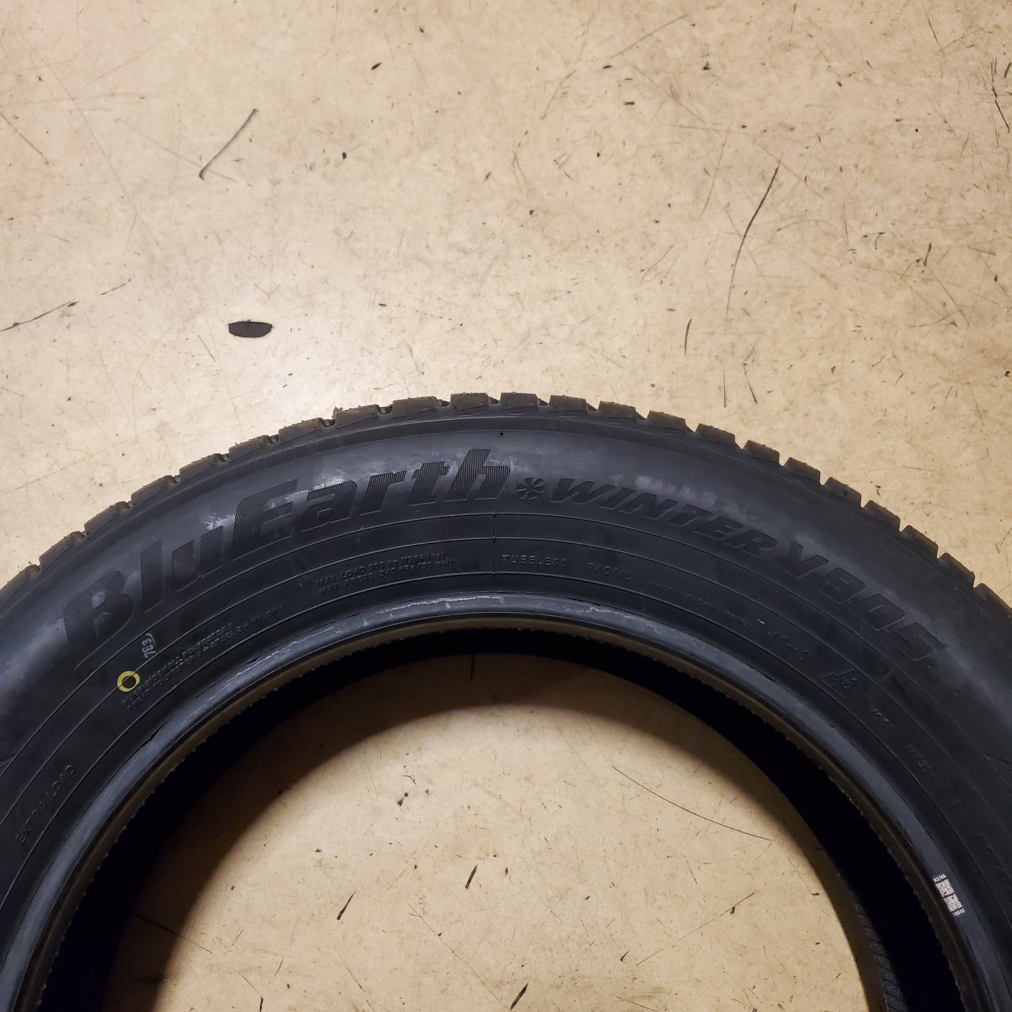 YOKOHAMA BLUEARTH WINTER V905 BSW P 225 60 18 104V SNOW TIRE 110190669