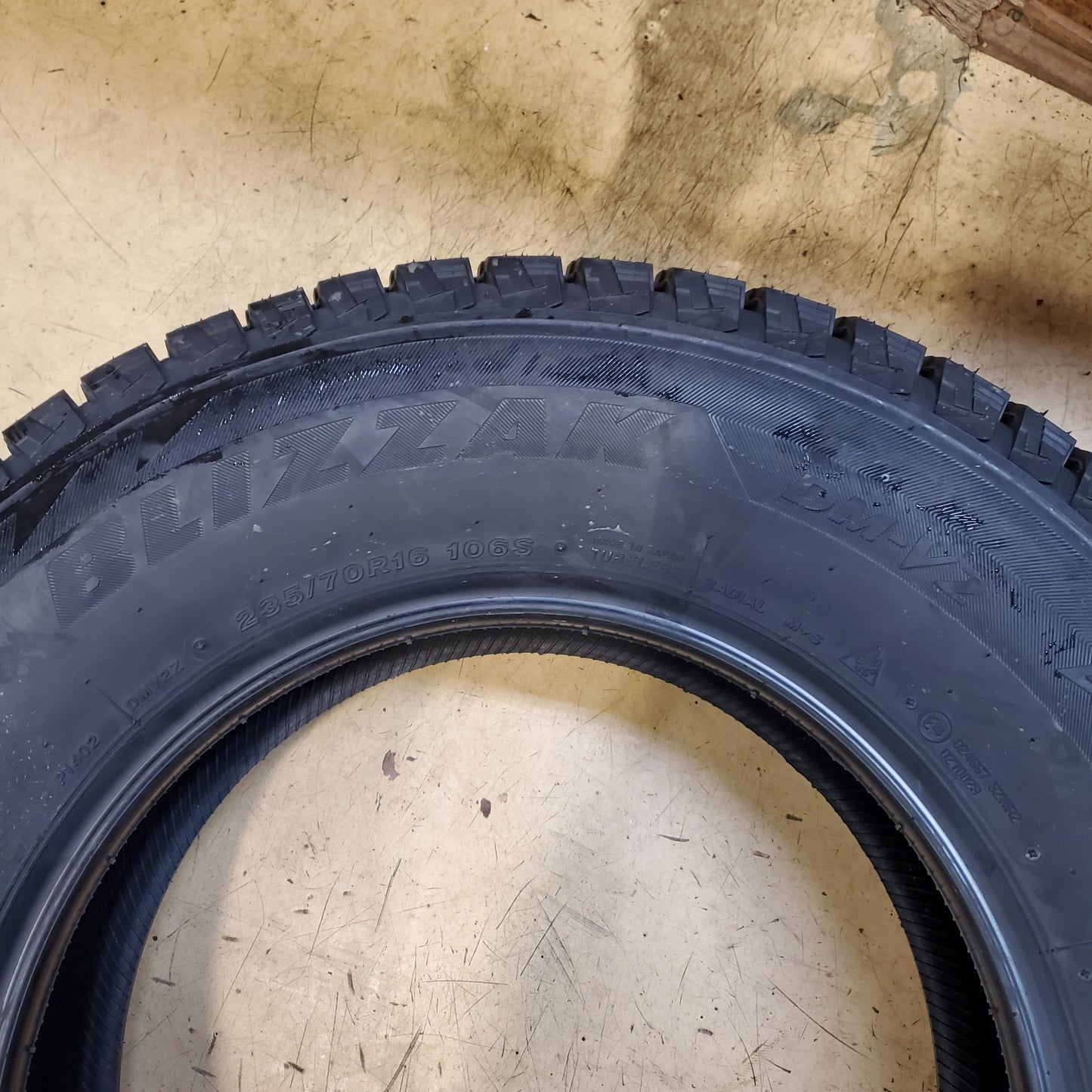 2 BRIDGESTONE BLIZZAK DM-V2 BSW P 235 70 16 106S WINTER TIRE 015794