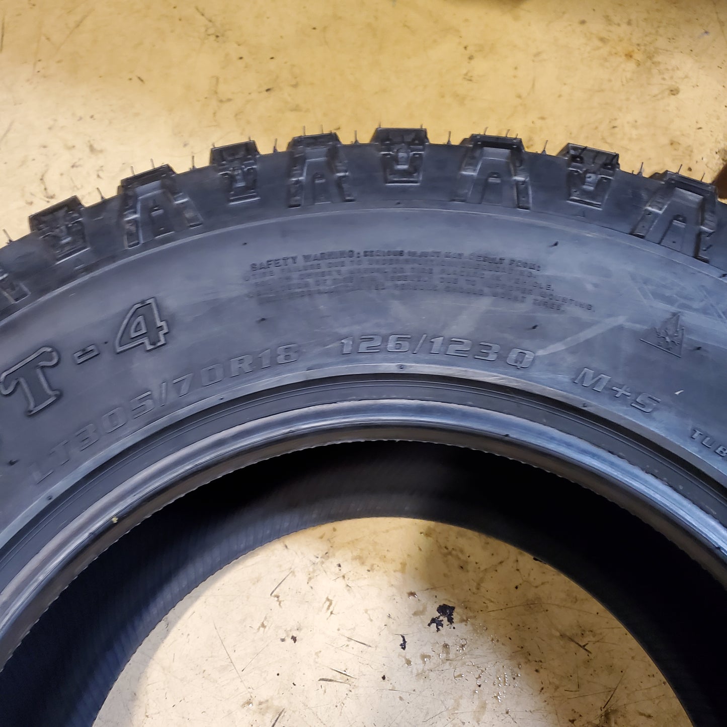 KANATI TRAIL HOG AT4 BSW LT 305 70 18 126/123Q 10PLY ALL TERRAIN TIRE LTH1830570E