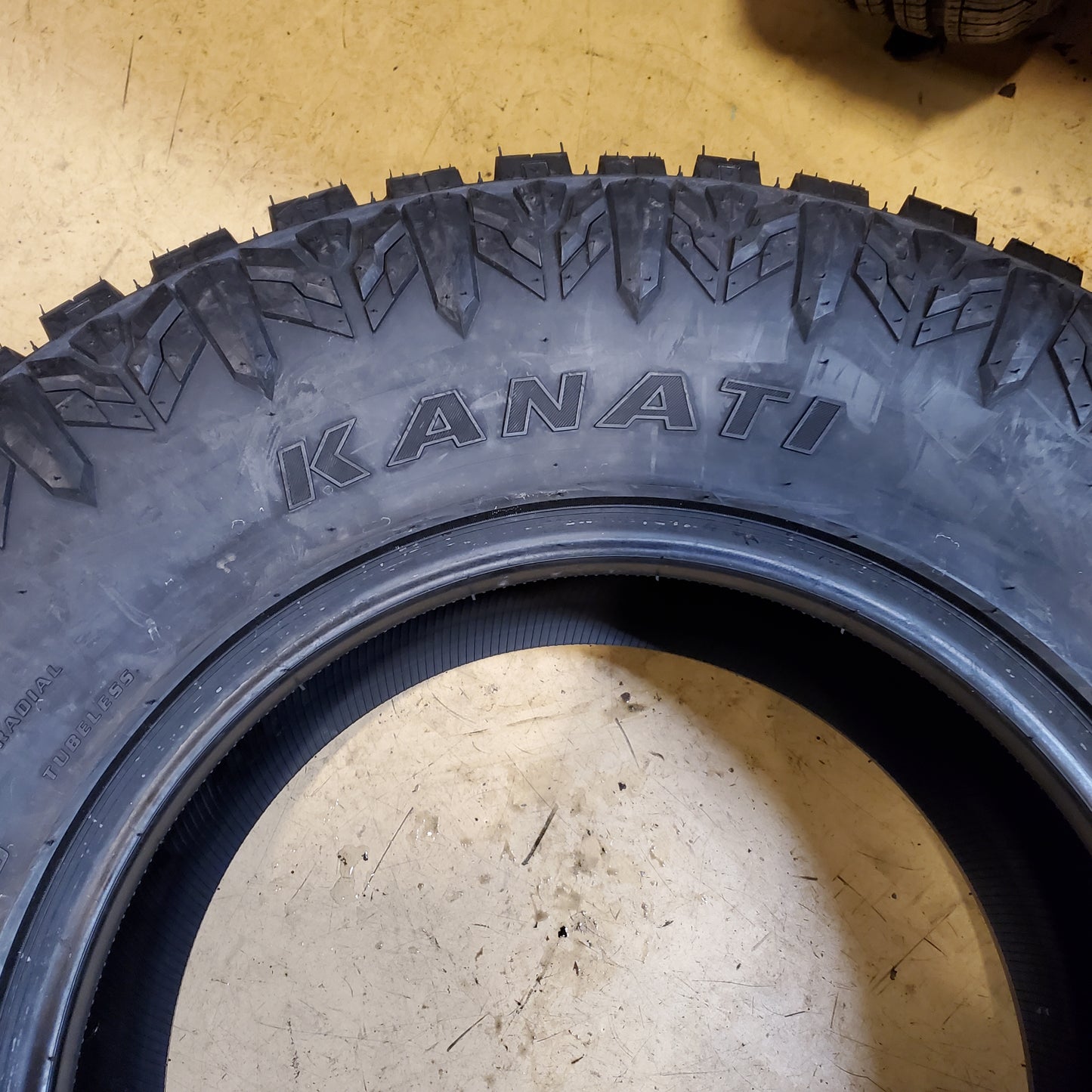KANATI COMMANDANT ATX LT 305 70 18 129/126Q 12PLY ALL TERRAIN TIRE LCO1830570F