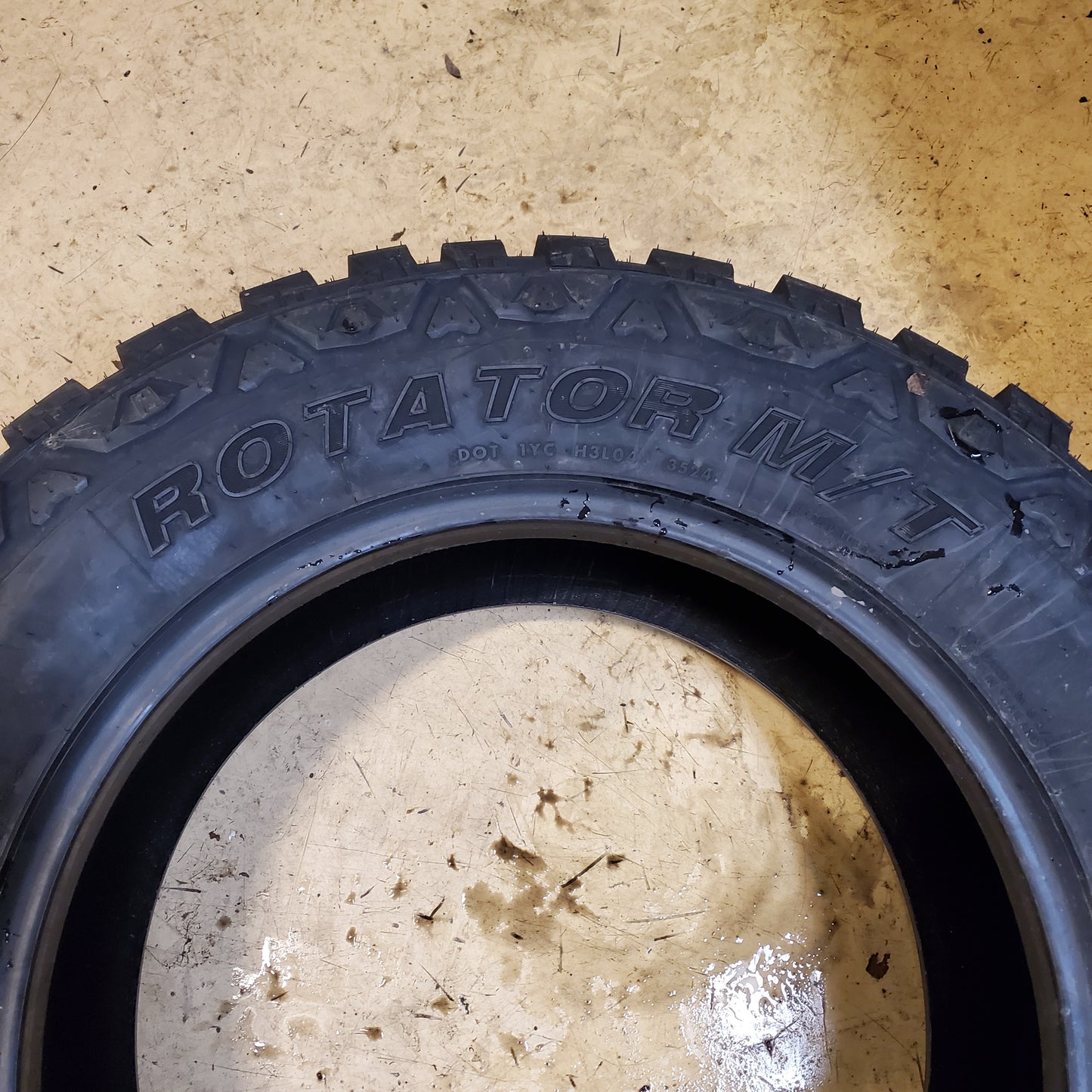 EVOLUXX ROTATOR M/T BSW LT 285 65 20 127/124Q 10 PLY MUD TIRE 221019796