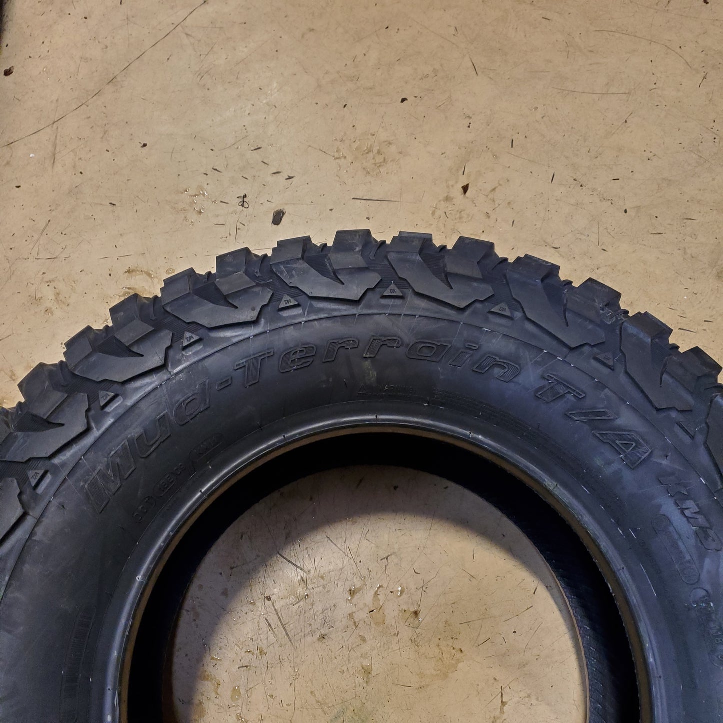 BFGOODRICH TRAIL TERRAIN T/A KM3 BSW LT 285 75 17 121/118Q ALL TERRAIN TIRE 08858