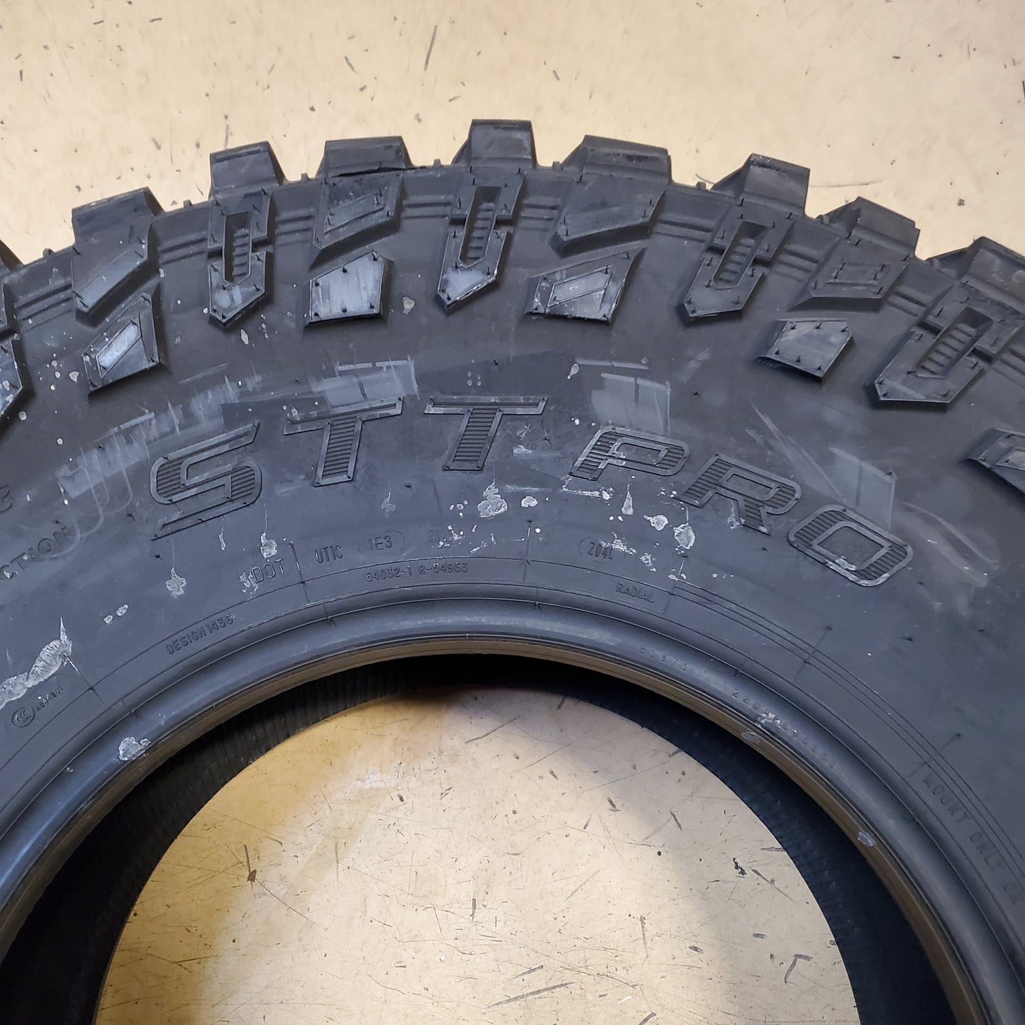 COOPER DISCOVERER STT PRO BSW LT 37 12.50 17 124Q 8PLY MUD TIRE 170129006