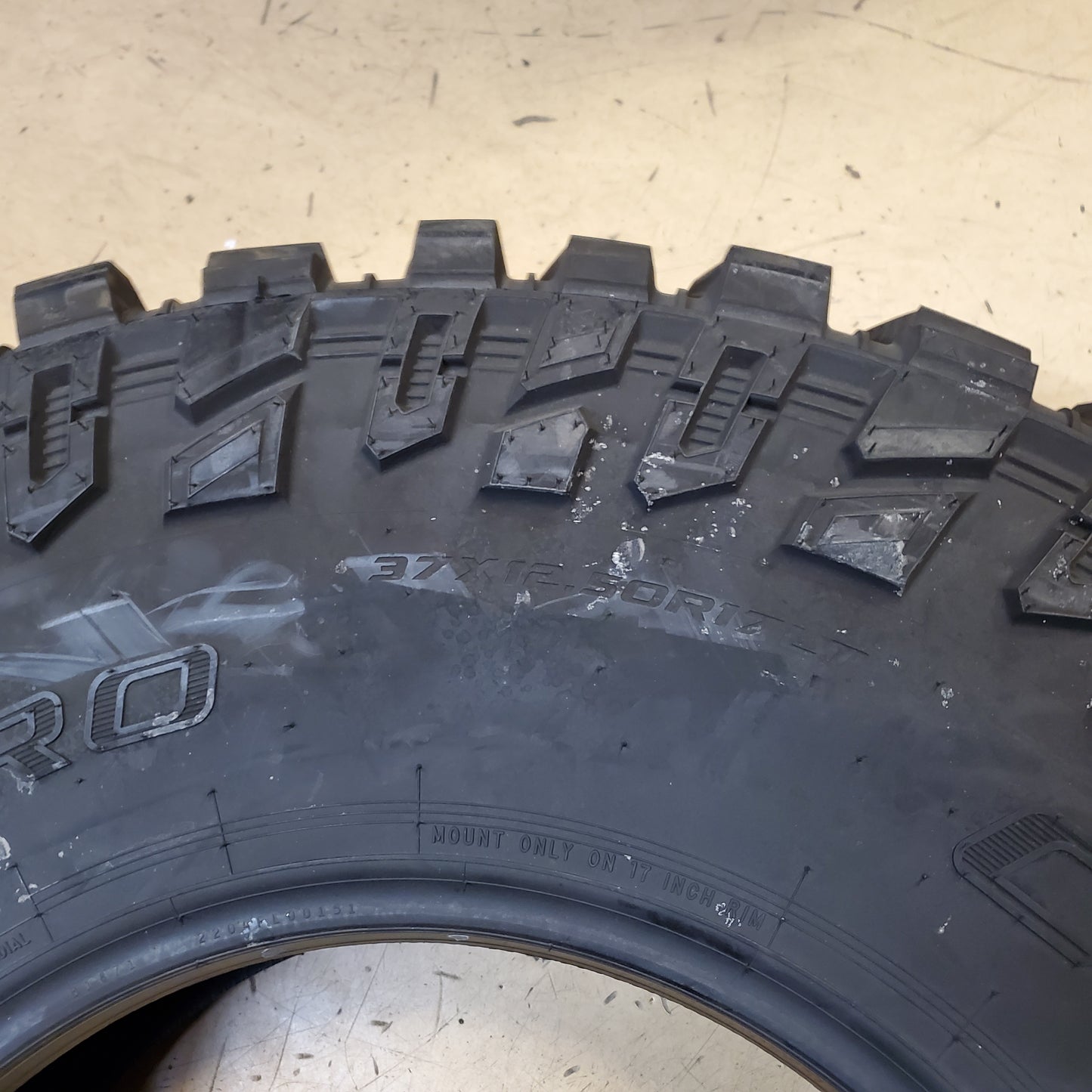 COOPER DISCOVERER STT PRO BSW LT 37 12.50 17 124Q 8PLY MUD TIRE 170129006