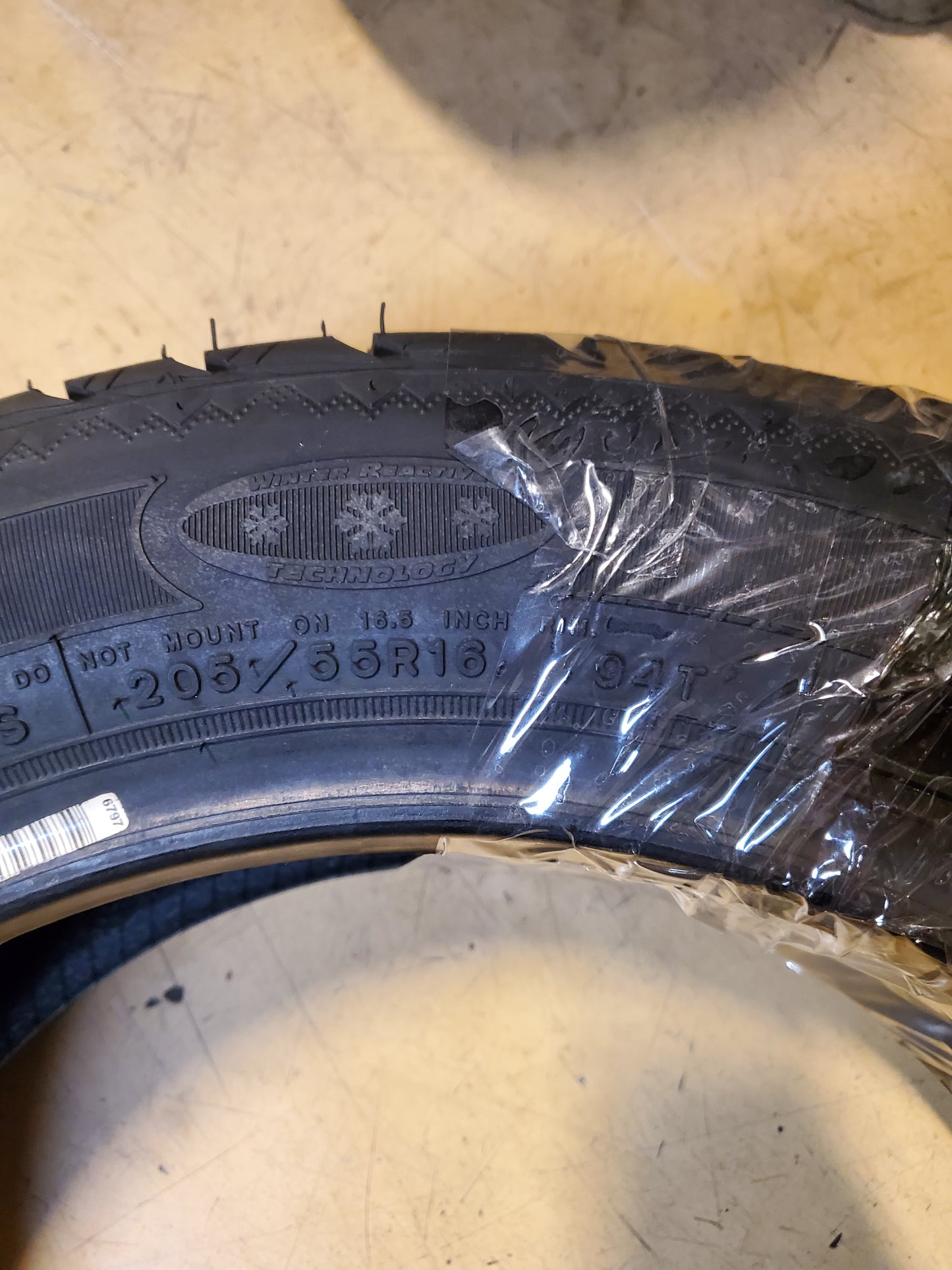 NOS GOODYEAR ULTRA GRIP ICE WRT BSW P 205 55 16 94T XL WINTER TIRE 217091