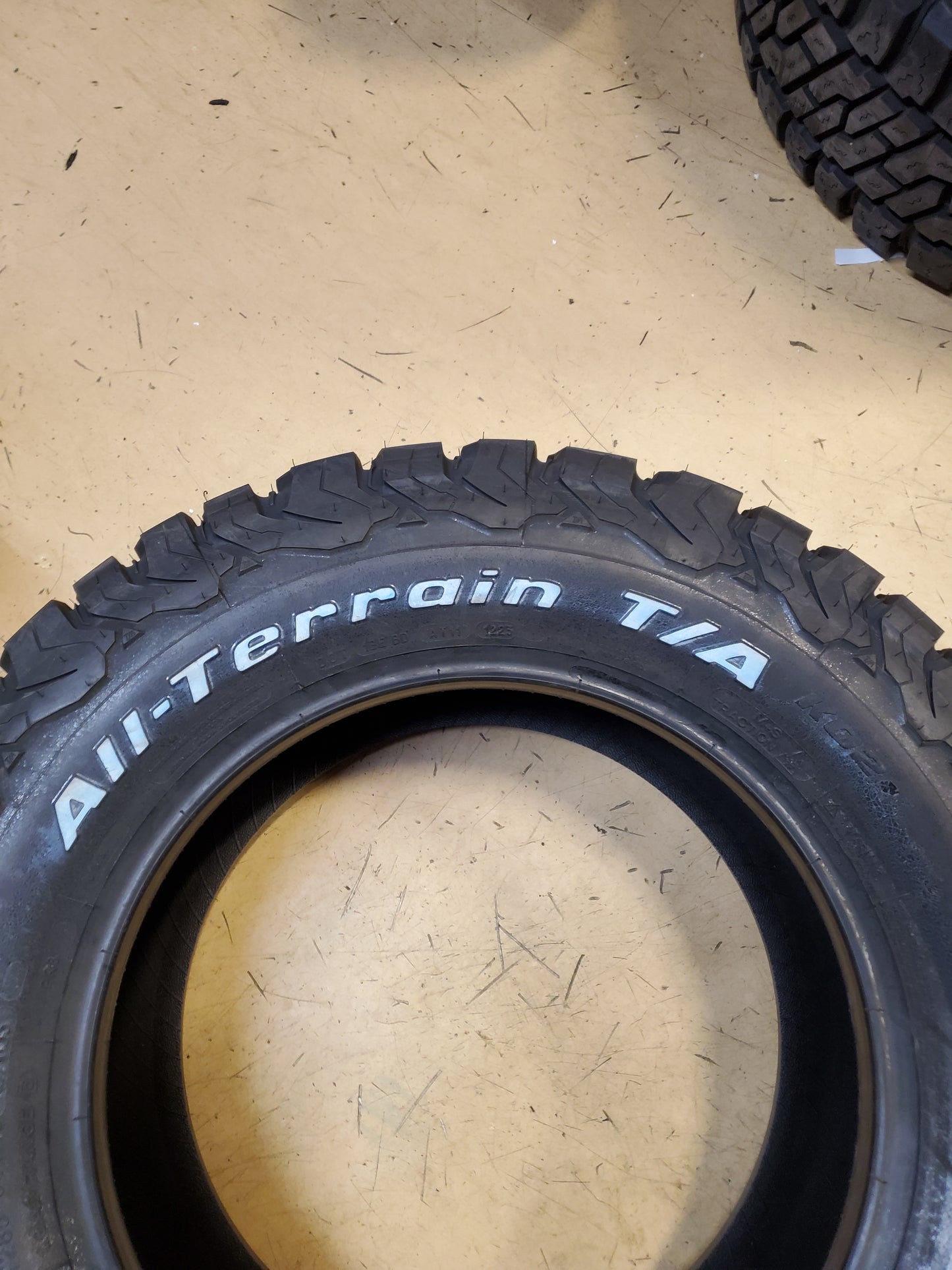BFGOODRICH ALL-TERRAIN T/A KO2 RWL LT 285 60 18 118/115S TIRE 99506