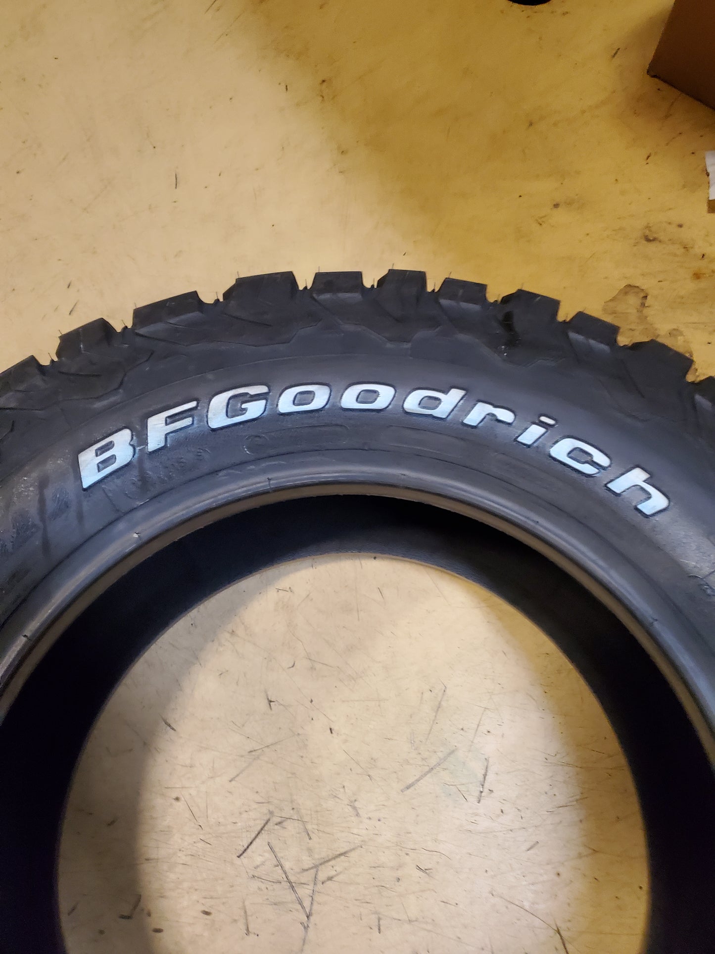 BFGOODRICH ALL-TERRAIN T/A KO2 RWL LT 285 60 18 118/115S TIRE 99506