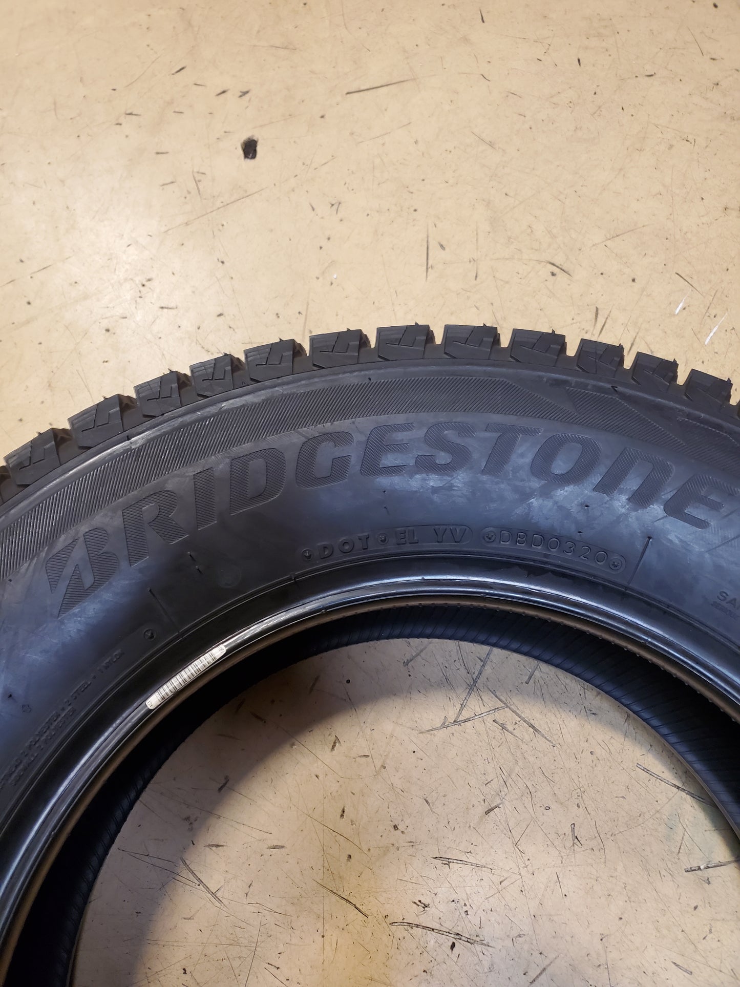 BRIDGESTONE BLIZZAK DM-V2 BSW P 215 70 16 100S WINTER TIRE 015828