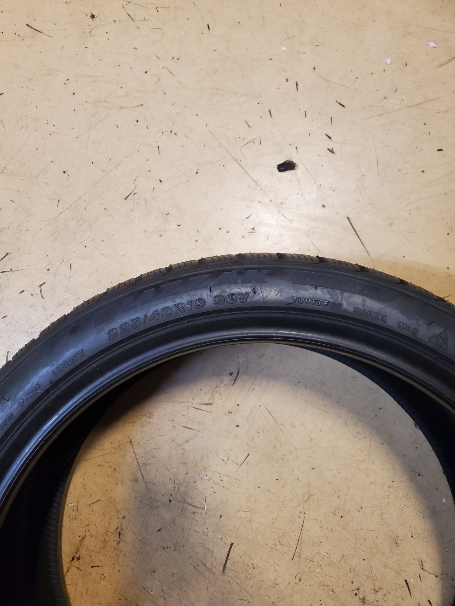 BRIDGESTONE BLIZZAK LM-32 BSW P 225 40 19 93V WINTER TIRE 139035
