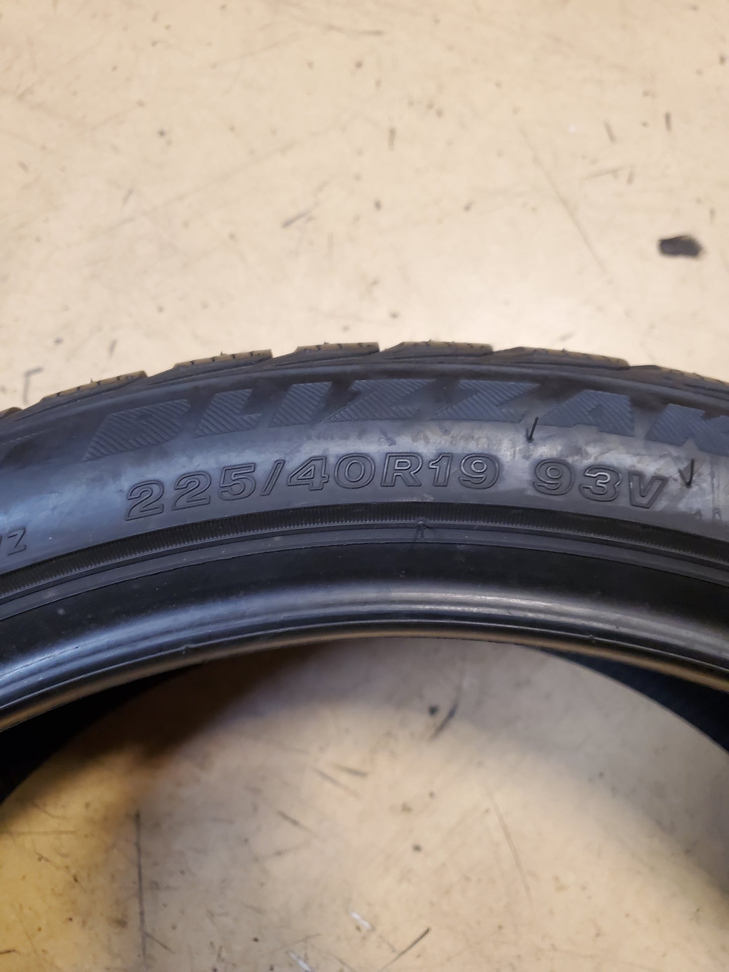 BRIDGESTONE BLIZZAK LM-32 BSW P 225 40 19 93V WINTER TIRE 139035