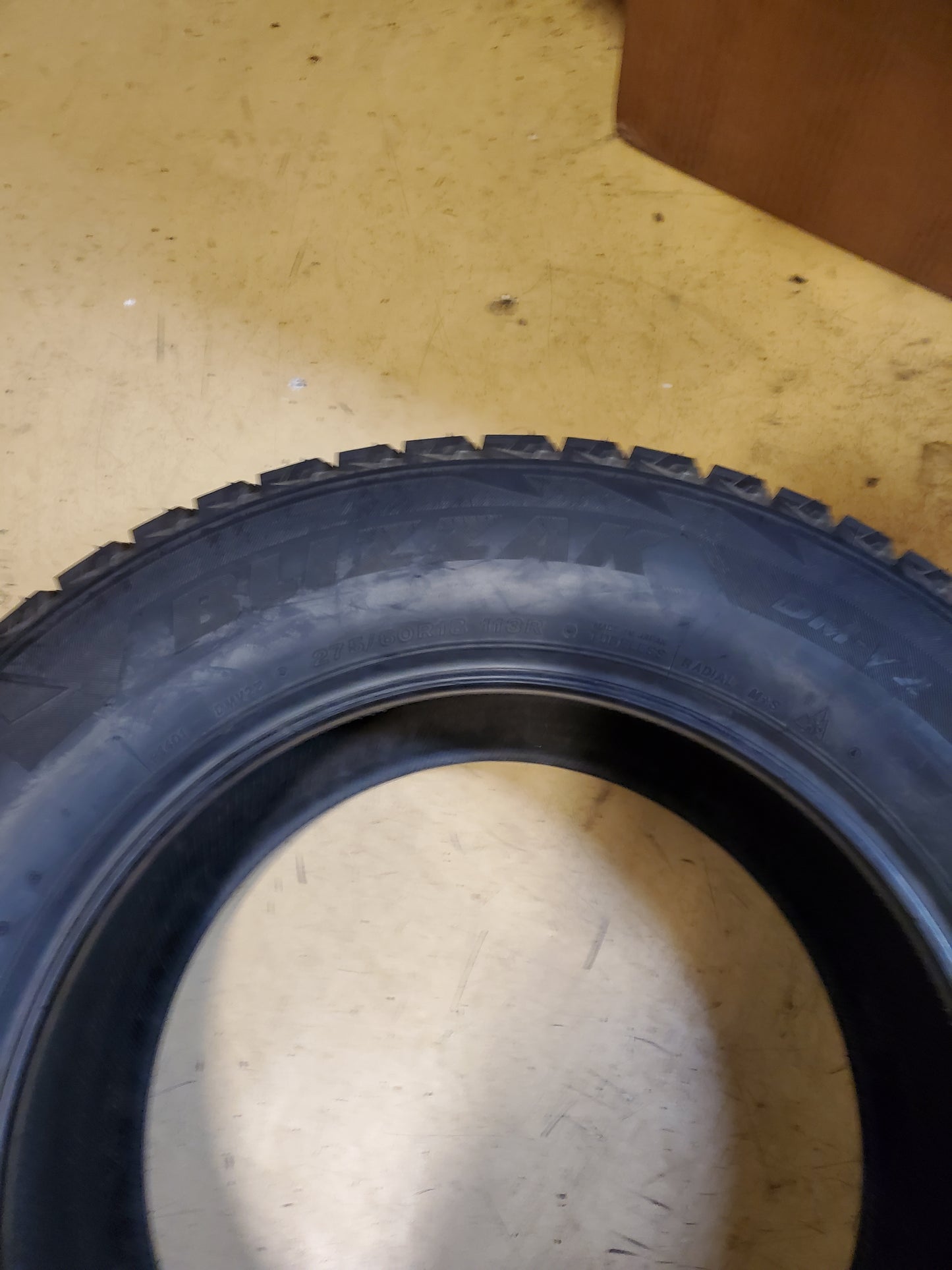 NOS BRIDGESTONE BLIZZAK DM-V2 BSW P 275 60 18 113R WINTER TIRE 016304