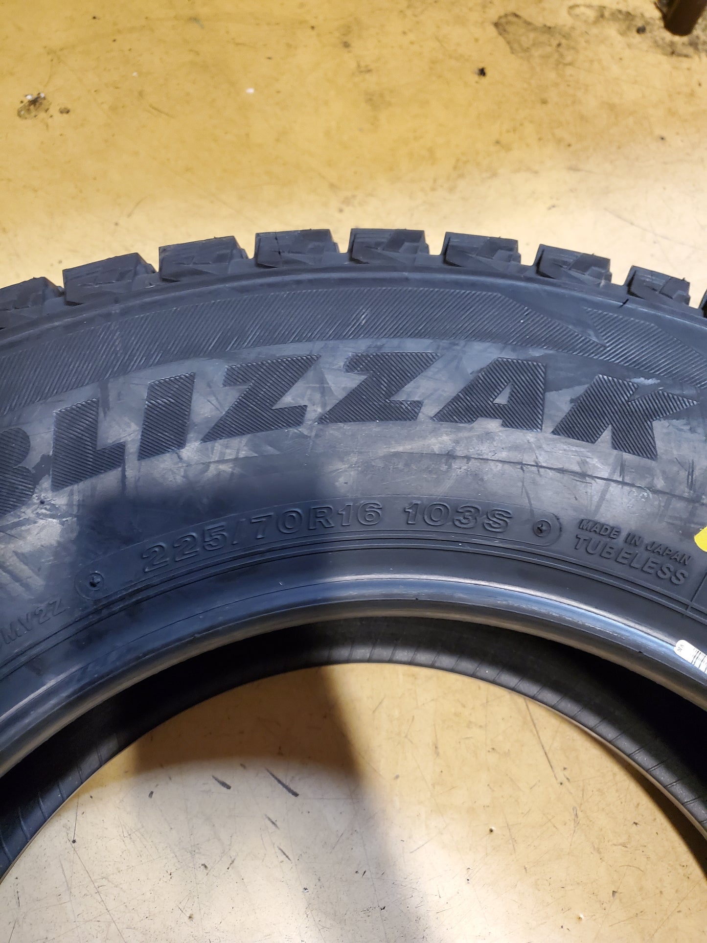 BRIDGESTONE BLIZZAK DM-V2 BSW P 225 70 16 103S WINTER TIRE 015760