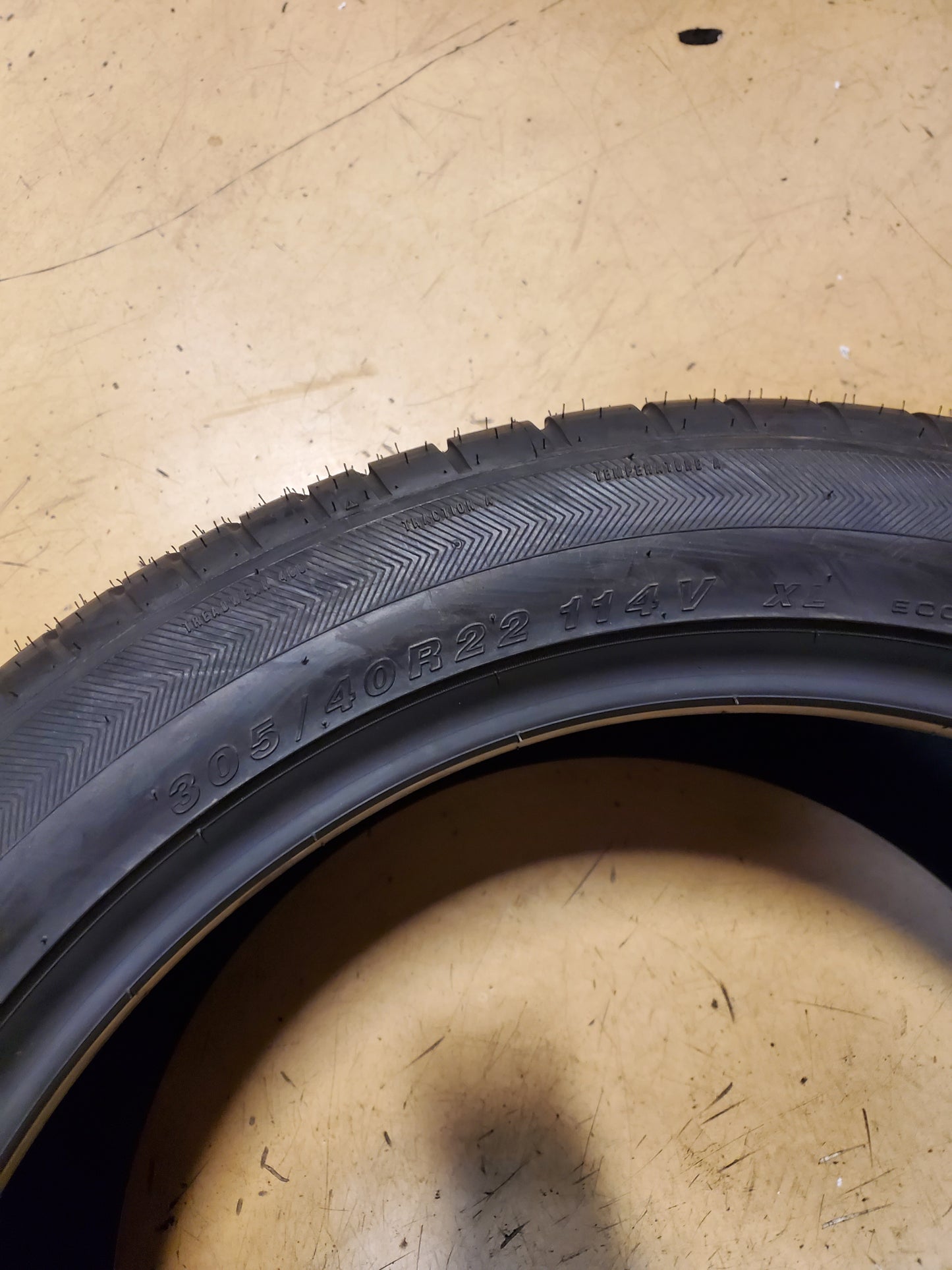 NOS ACHILLES DESERT HAWK UHP BSW P 305 40 22 114V XL TIRE MAG304022