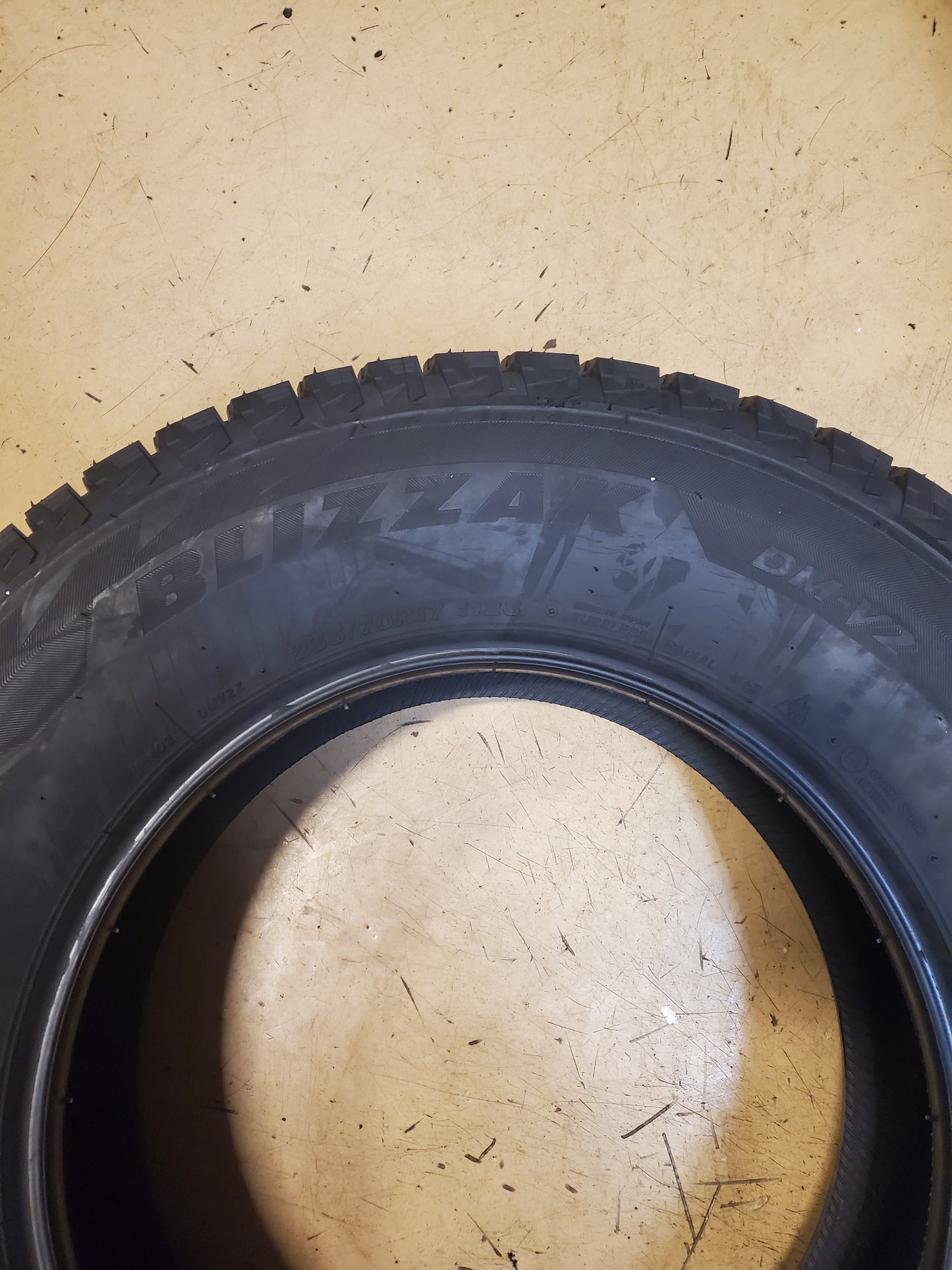 BRIDGESTONE BLIZZAK DM-V2 BSW P 255 70 17 112S WINTER TIRE 016406