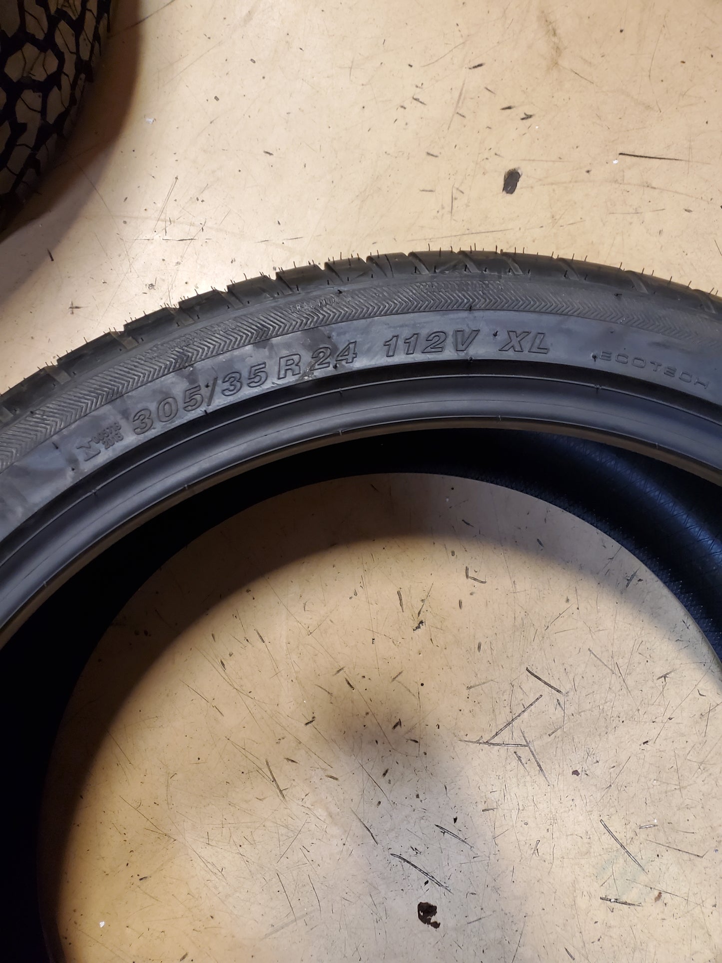 NOS ACHILLES DESERT HAWK UHP BSW P 305 35 24 112V XL TIRE MAG303524