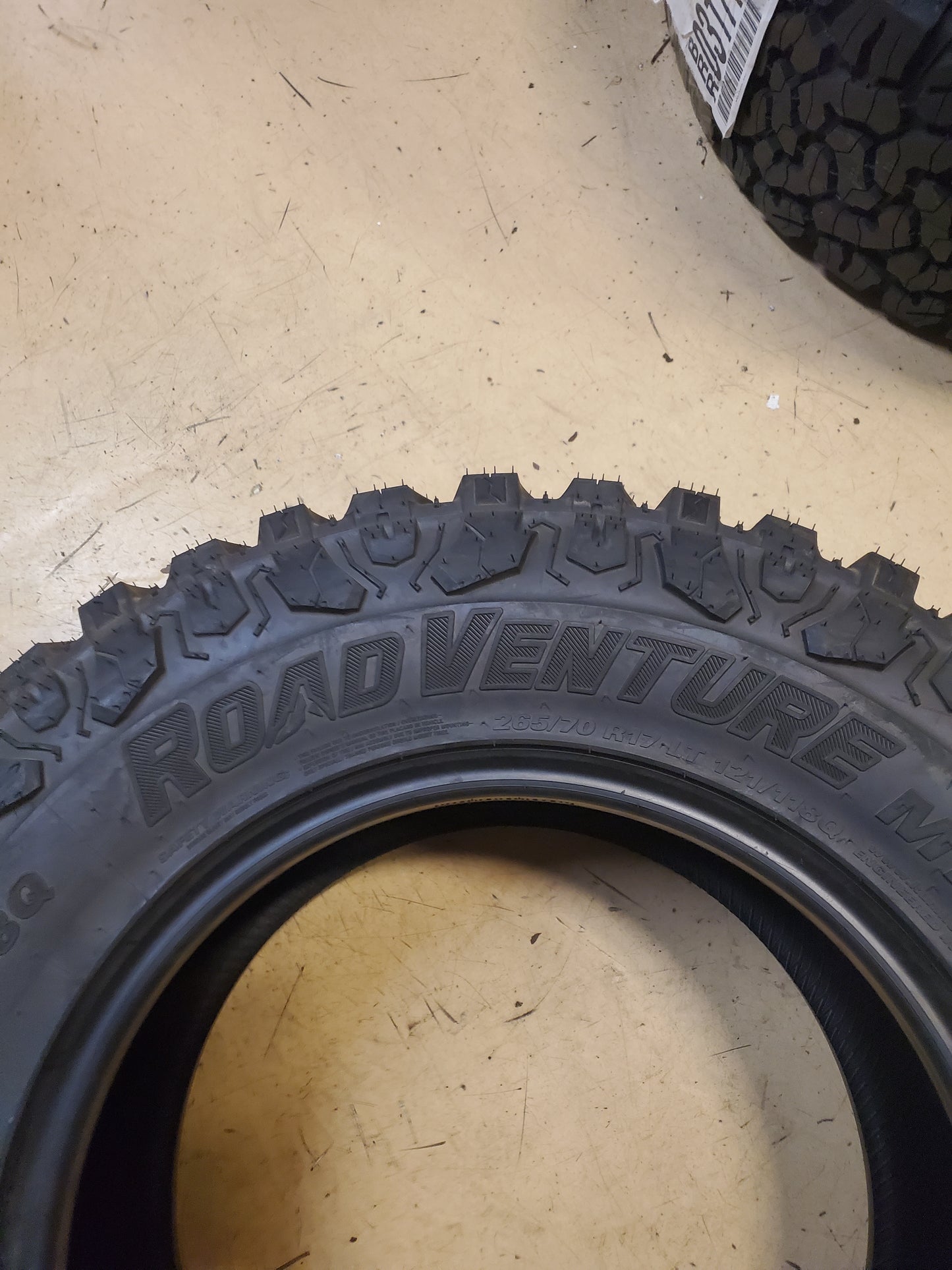 KUMHO ROAD VENTURE MT71 BSW LT 265 70 17 121/118Q 10PLY MUD TIRE 2262613