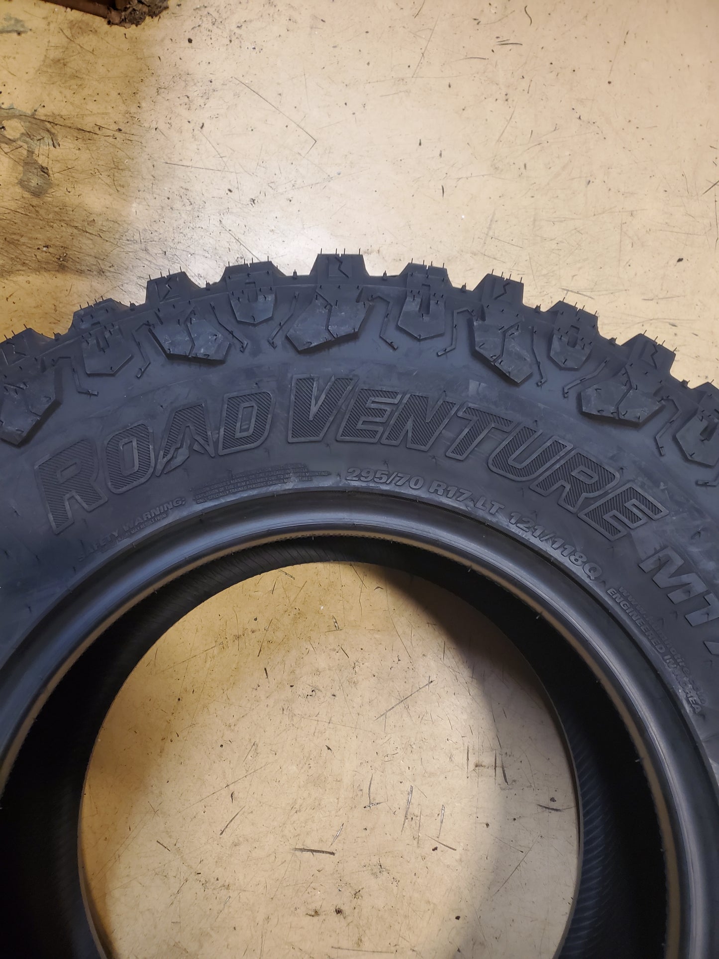 KUMHO ROAD VENTURE MT71 BSW LT 295 70 17 121/118Q 10PLY MUD TIRE 2262683