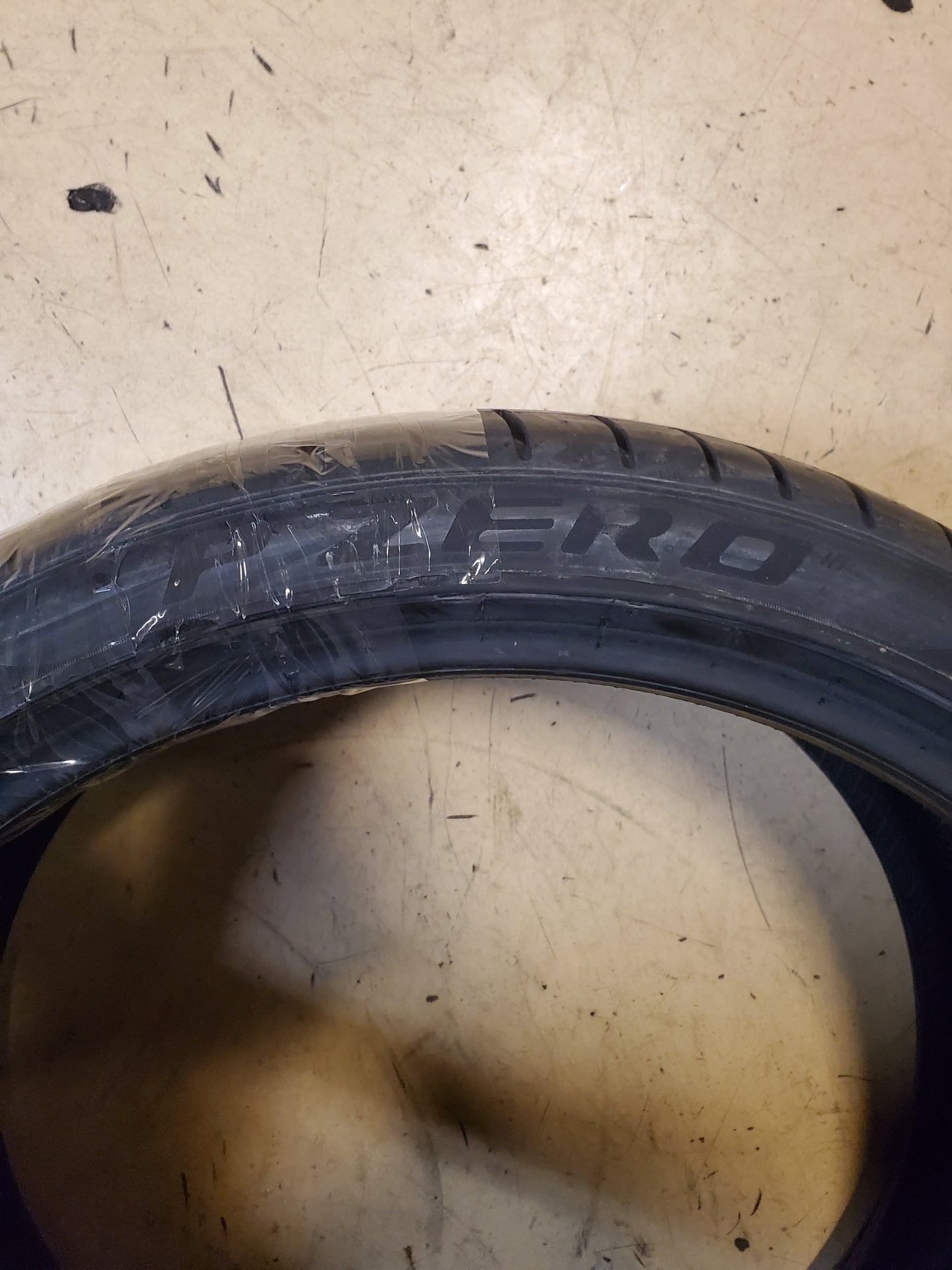 PIRELLI P ZERO (PZ4-LUXURY) BSW P 255 35 20 97Y XL UHP TIRE 2740200