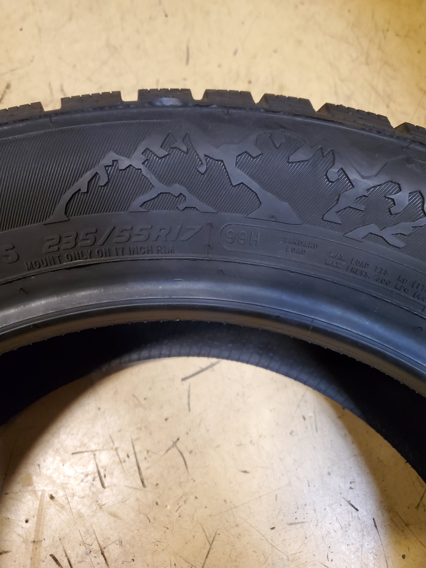 HERCULES AVALANCHE RT BSW P 235 55 17 99H WINTER TIRE 249614