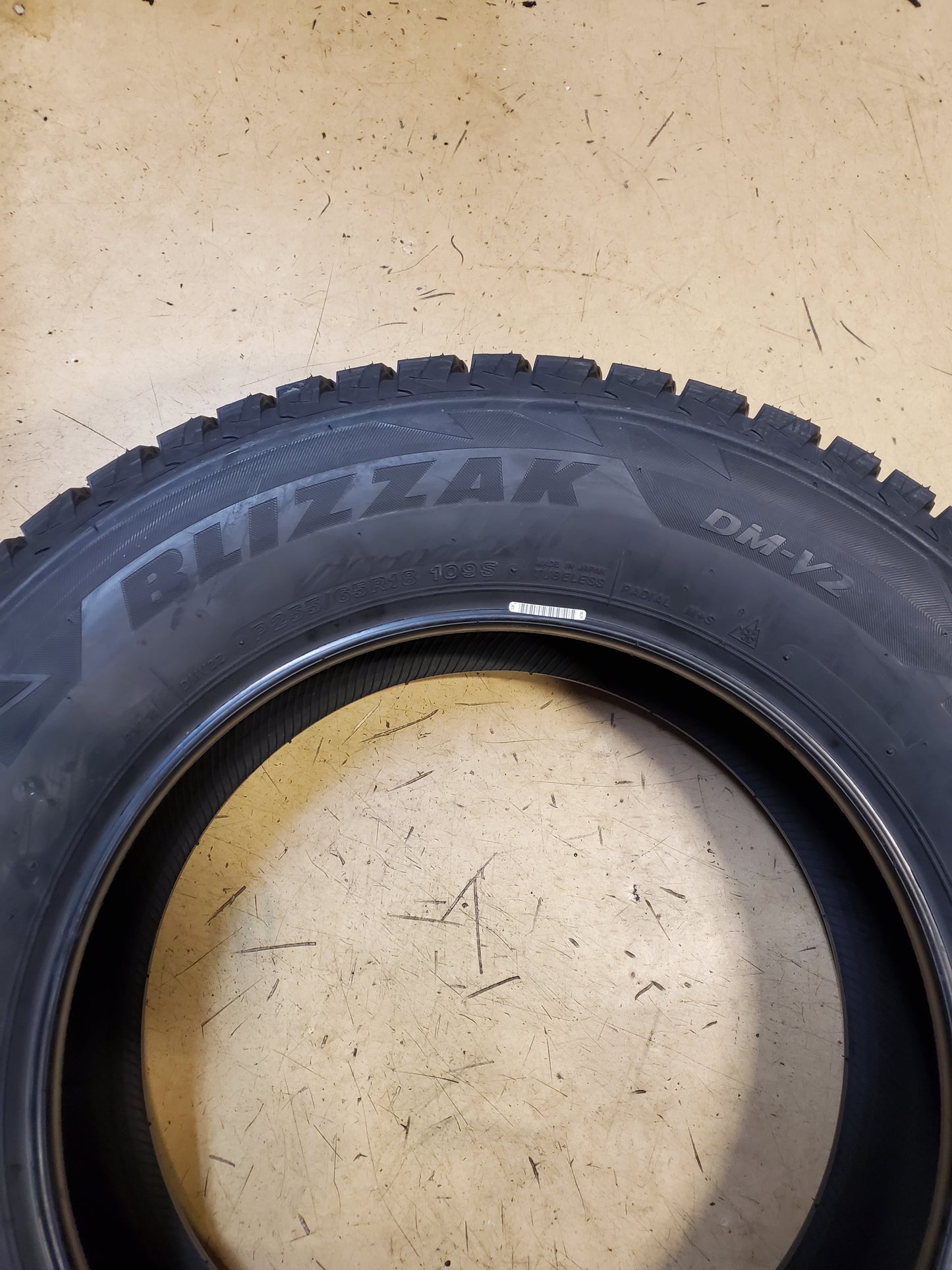 BRIDGESTONE BLIZZAK DM-V2 BSW P 255 65 18 109S WINTER TIRE 016610