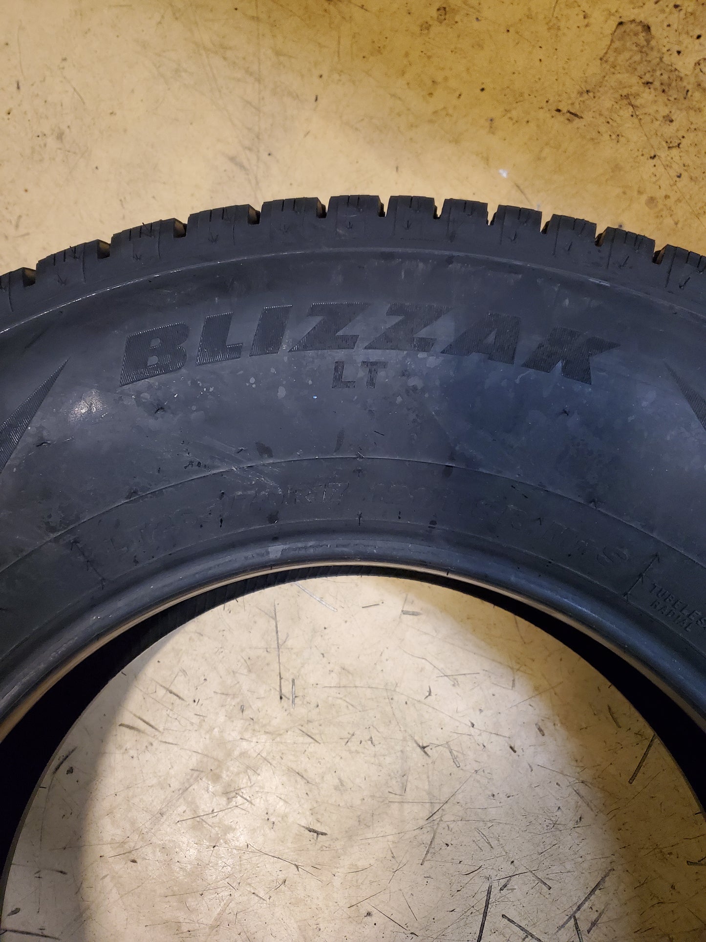 BRIDGESTONE BLIZZAK LT BSW LT 265 70 17 121/118R 10PLY WINTER TIRE 000656