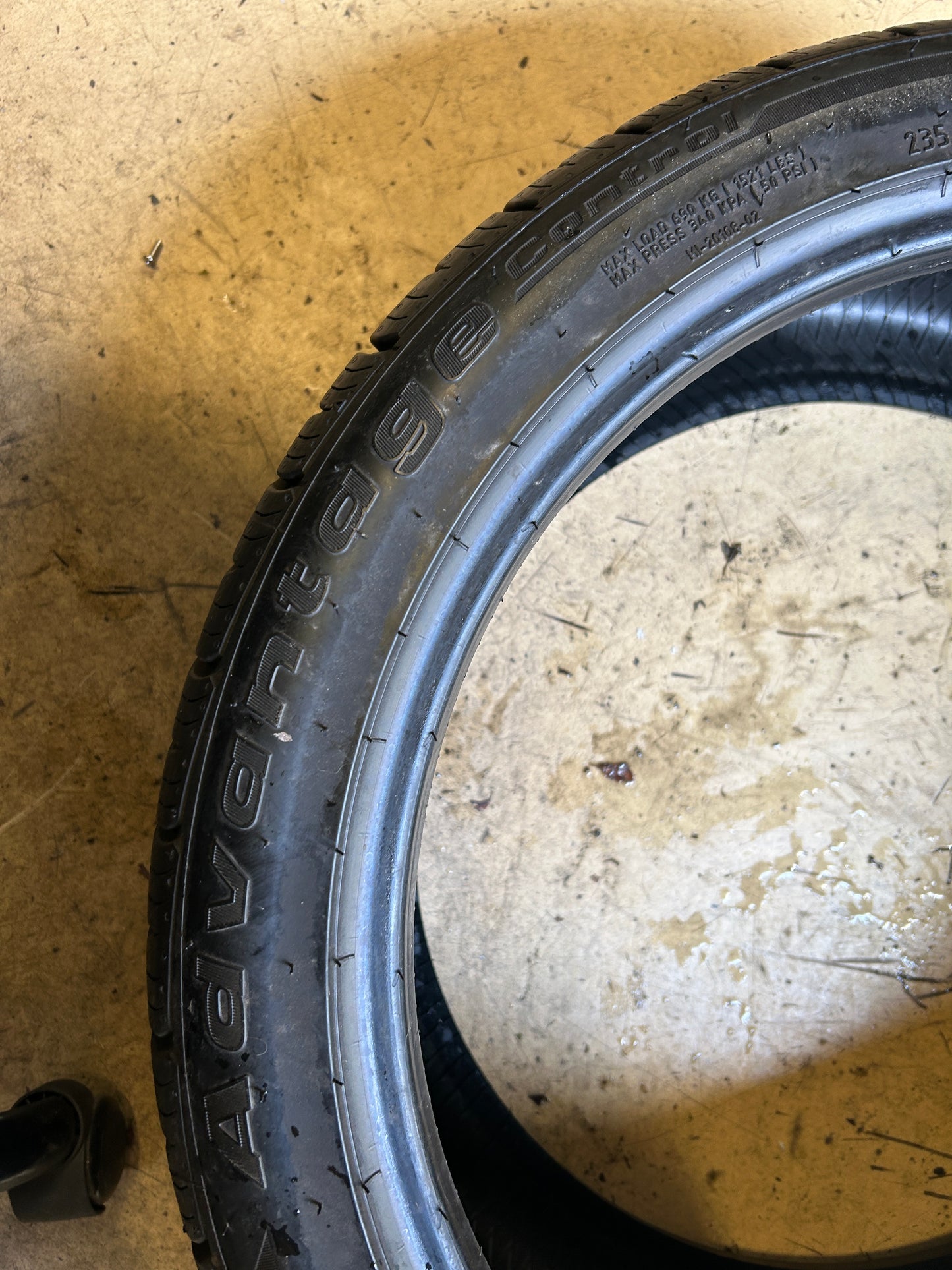 USED 9.5/32" BFGOODRICH ADVANTAGE CONTROL BSW P 235 40 18 95W XL TIRE 21295