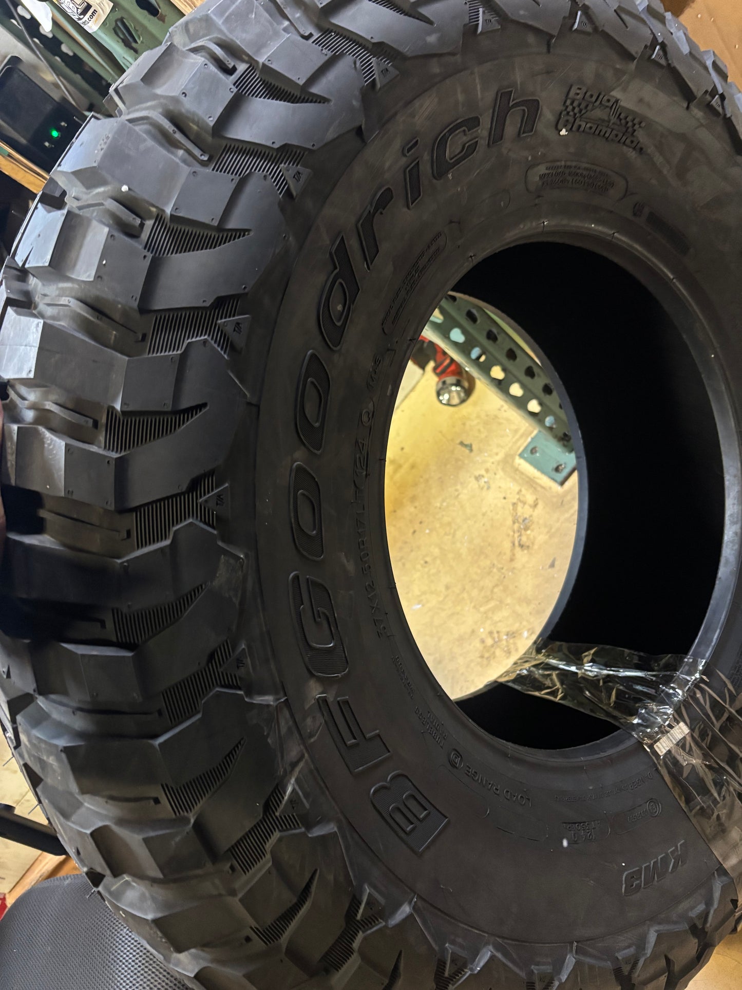 BFGOODRICH MUD TERRAIN T/A KM3 BSW LT 37 12.5 17 124Q LRD 8PLY MUD TERRAIN TIRE 39458