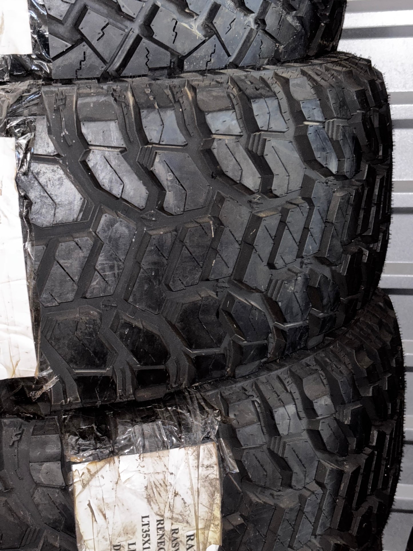 (TODO) 4 RADAR RENEGADE RT LT 35 12.50 17 125Q LRE 10 PLY RUGGED TERRAIN TIRES RASYTH0265
