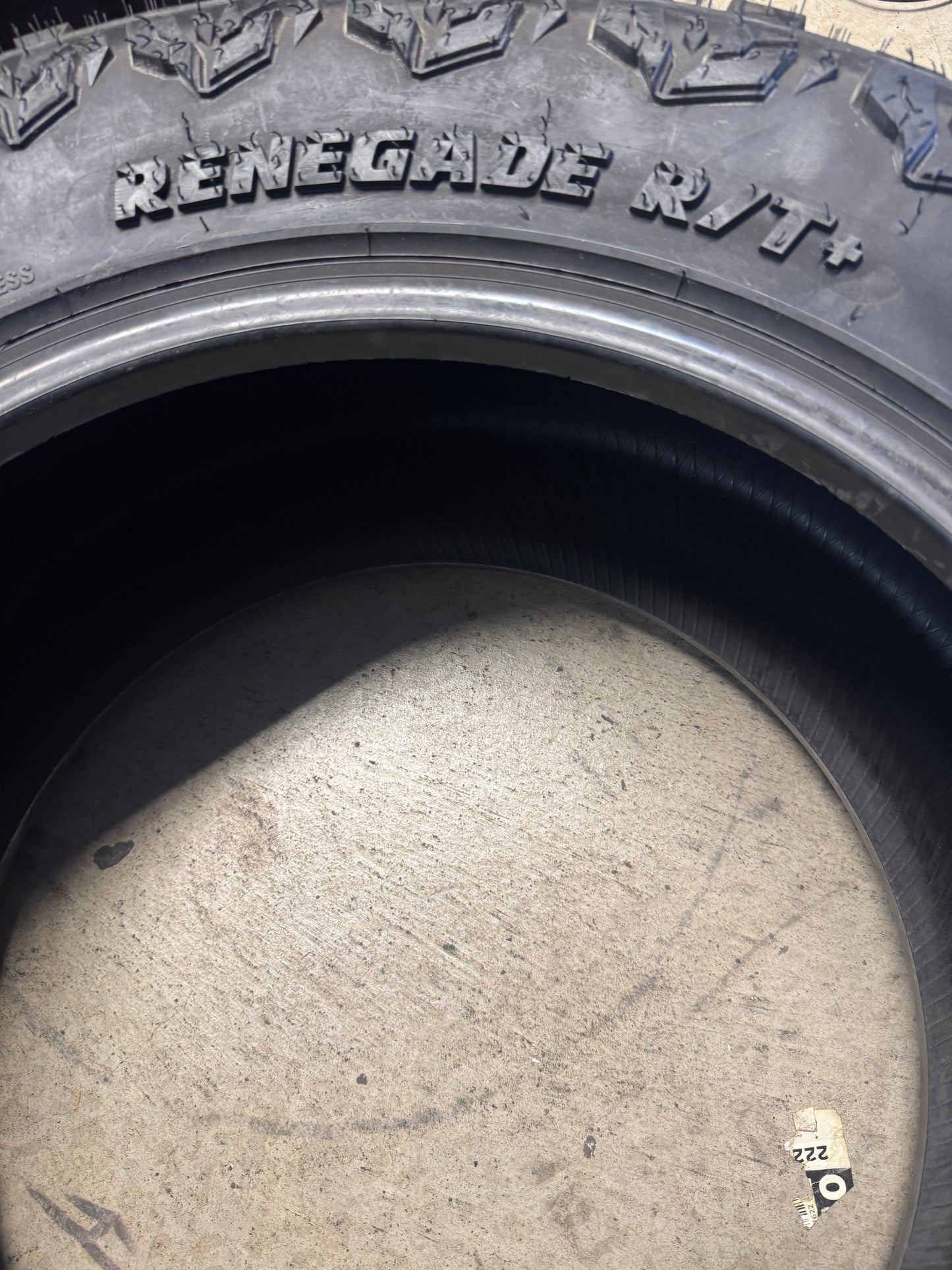 NOS RADAR RENEGADE R/T+ BSW LT 305 55 20 125/122Q 12PLY RUGGED TERRAIN TIRE RASYTH0127