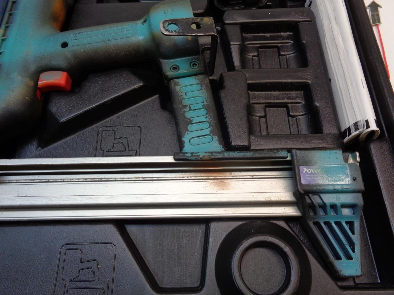 USED BLUE POWERS TRAK IT GAS NAILER 55011 C3 WITH EYE WEAR BSR35