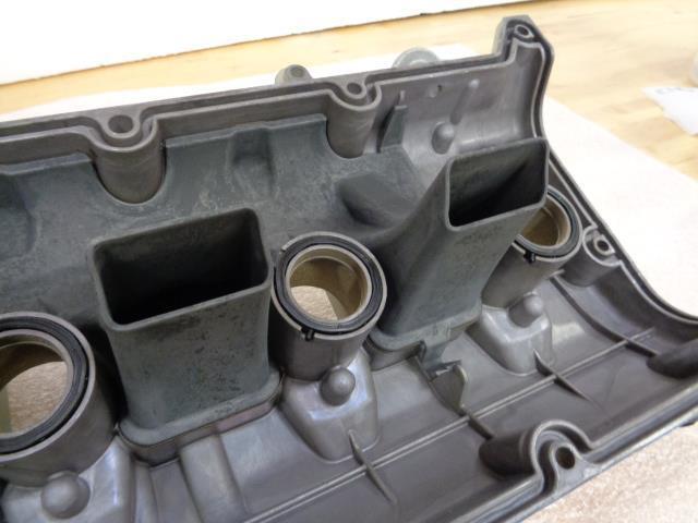 OEM USED PORSCHE RIGHT ENGINE VALVE COVER 948 105 135 02 CAYENNE 2008-2009 R31T1