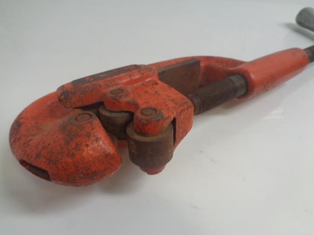 1 USED RIDGID 32820 2-A HEAVY DUTY PIPE CUTTER 1/8"-2" R28