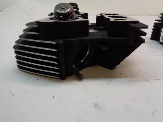 1 USED PAIR OF HARLEY DAVIDSON ROAD KING 2006 CYLINDER HEADS R16