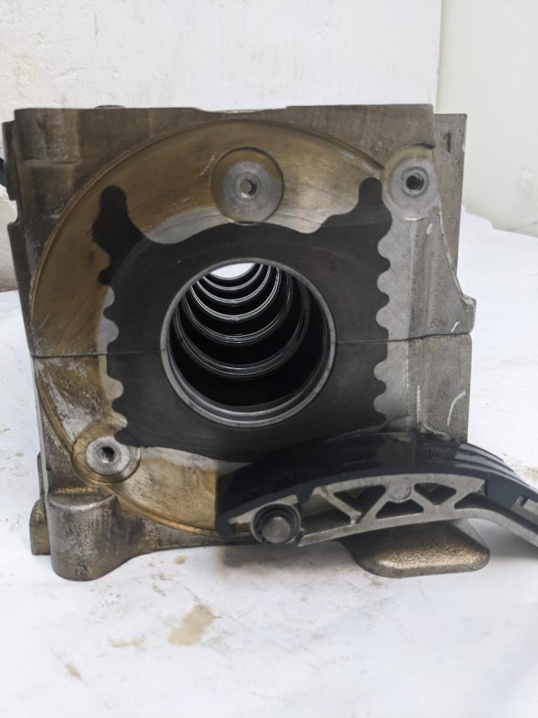 1998 PORSCHE 911 CRANKSHAFT BEARING CASE/CARRIER 9961011123R USED 996BGL2