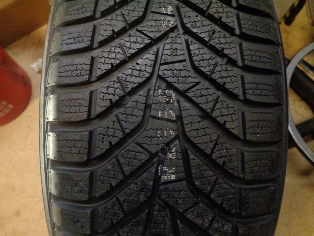 1 NEW TIRE YOKOHAMA BLUEARTH WINTER V905 P 235 45 18 98Y XL 90625