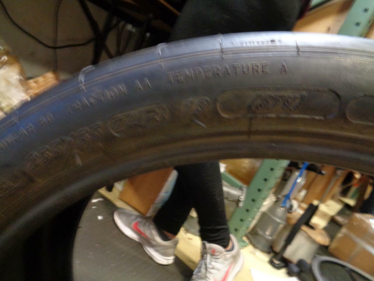 1 NOS MICHELIN PILOT SPORT CUP  235 35 19 87Y 07299 Q0