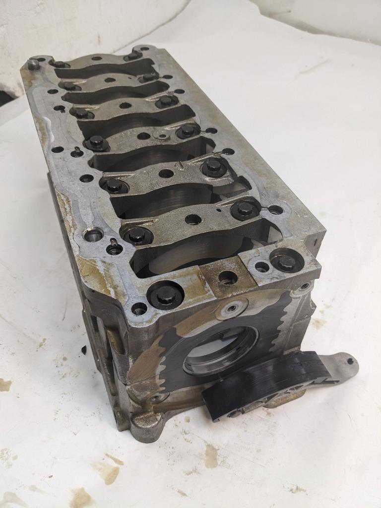 1998 PORSCHE 911 CRANKSHAFT BEARING CASE/CARRIER 9961011123R USED 996BGL2