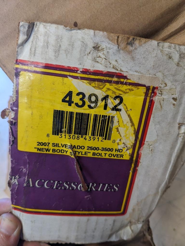 CARRIAGE WORKS 43912 BOLT-OVER GRILLE FOR 07-09 SILVERADO 2500-3500 HD NEW #1 SR