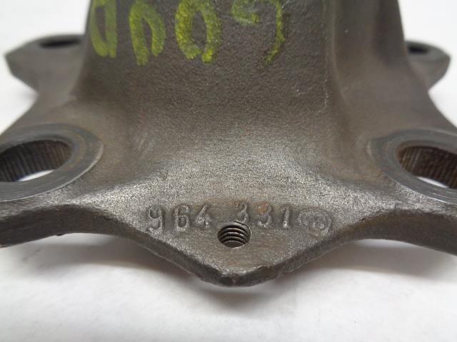 1 USED PORSCHE CARRERA WHEEL HUB 964 331 605 04/964 331 065 04 R25T6