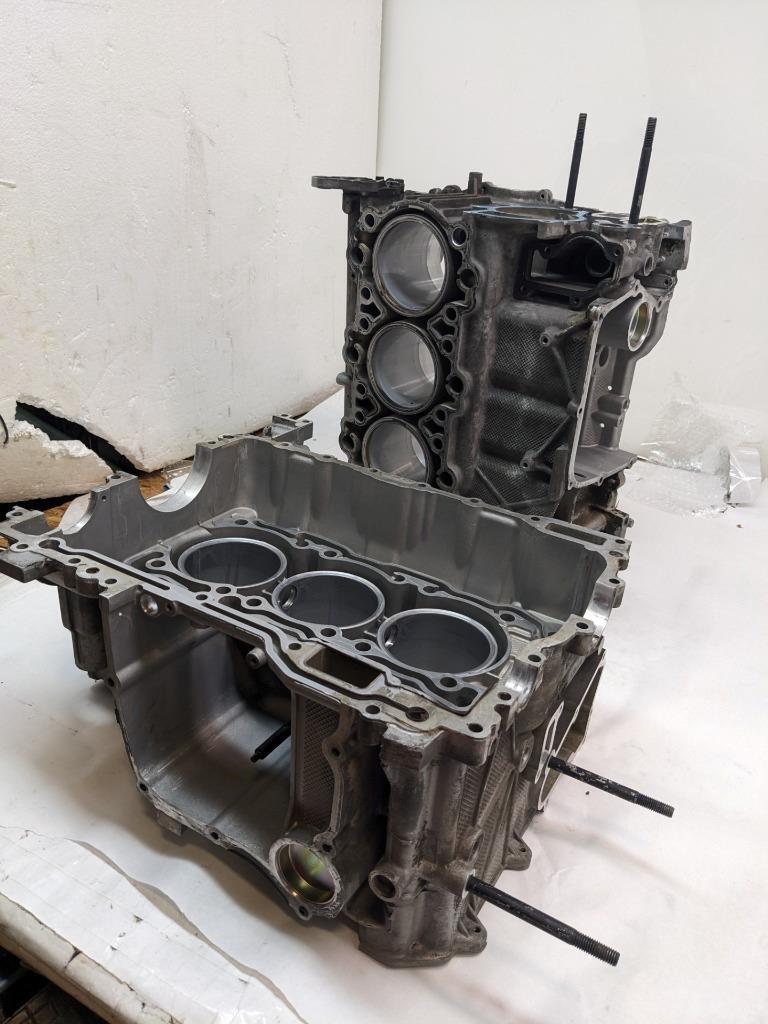 PORSCHE 911/996 3.4L RIGHT AND LEFT SIDE ENGINE BLOCK 9961011510R USED 996BGL2